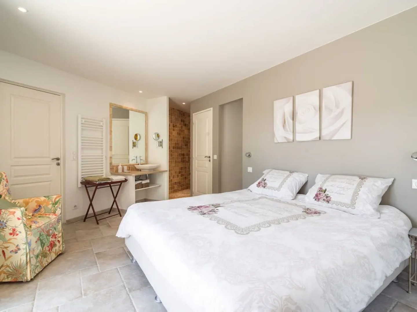 Aircon Villa With 4 Suites, Swimming Pool, Walking Distance to the Center, 20 km From the Beach