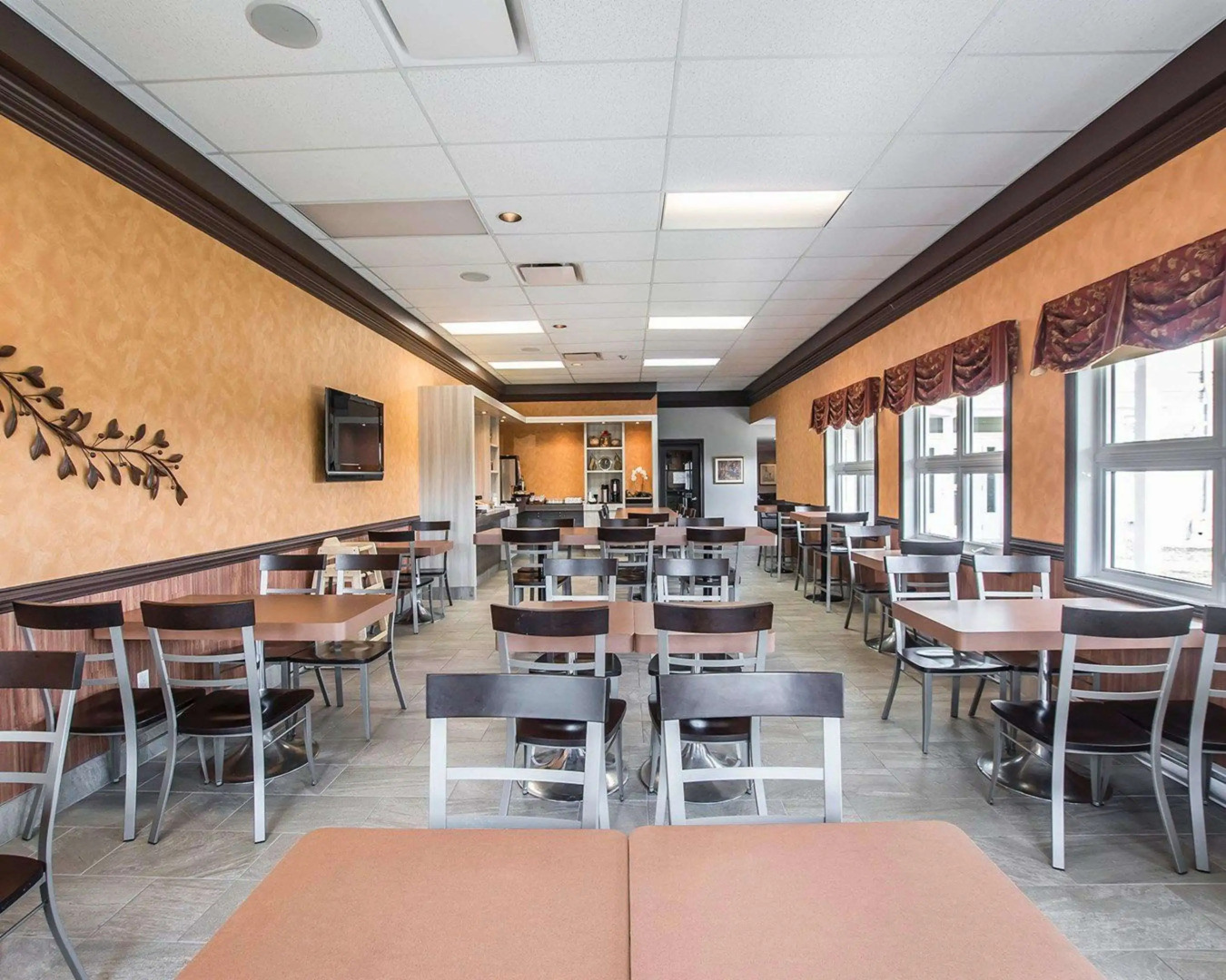 Econo Lodge Inn & Suites