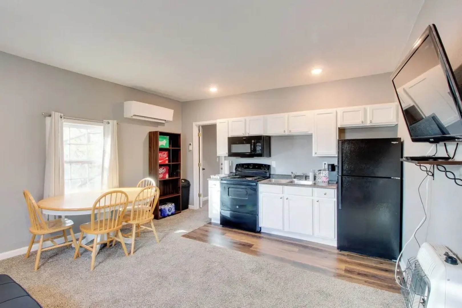 Cozy Missouri Escape w/ Balcony, Near Colleges!