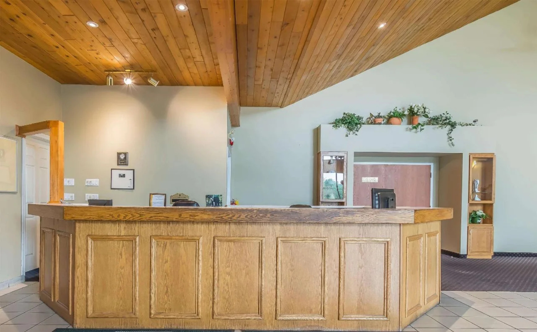 Jolly Roger Inn & Resort