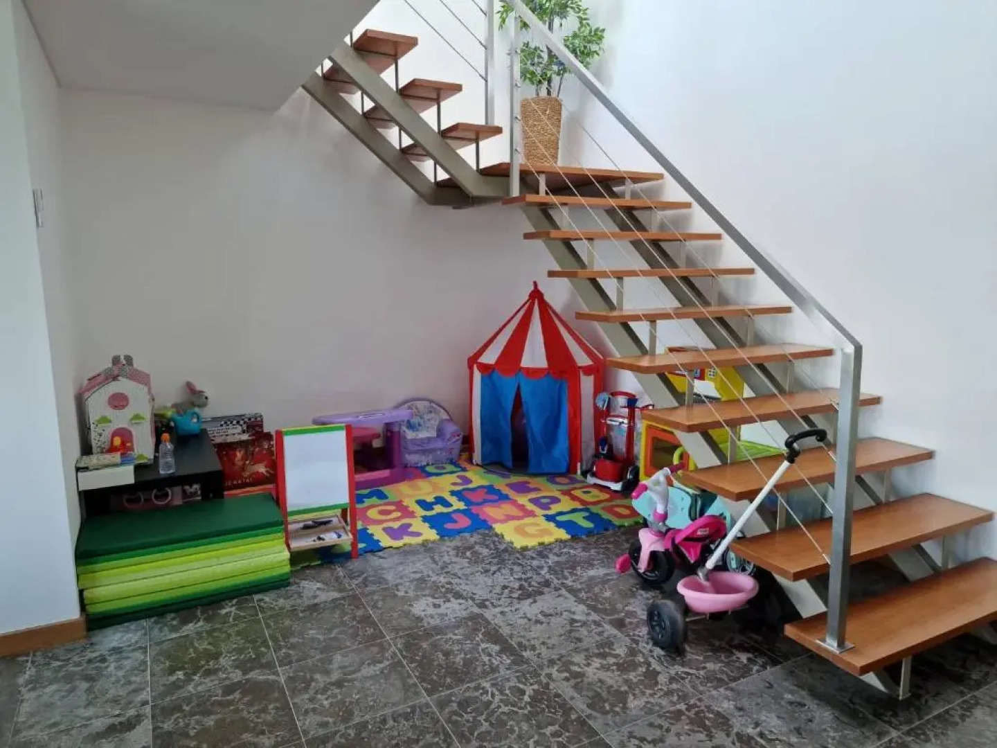 Family house with pool and beautiful river view