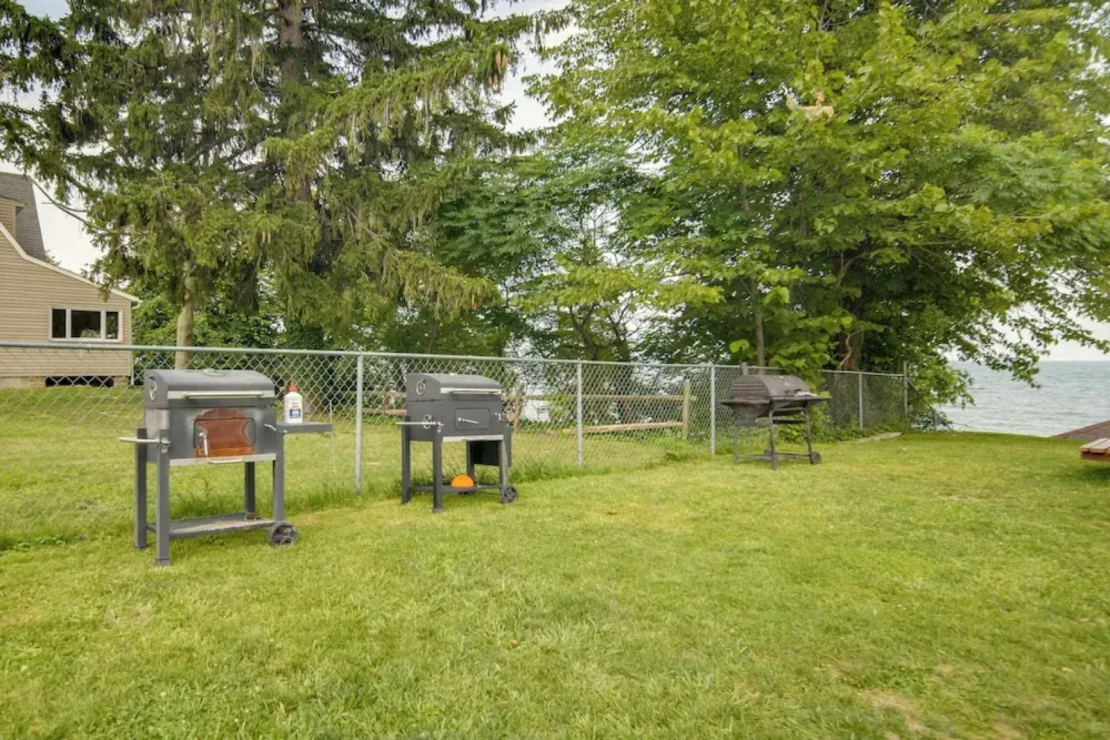 Pet-friendly Lake Erie Cottage - Walk to the Water