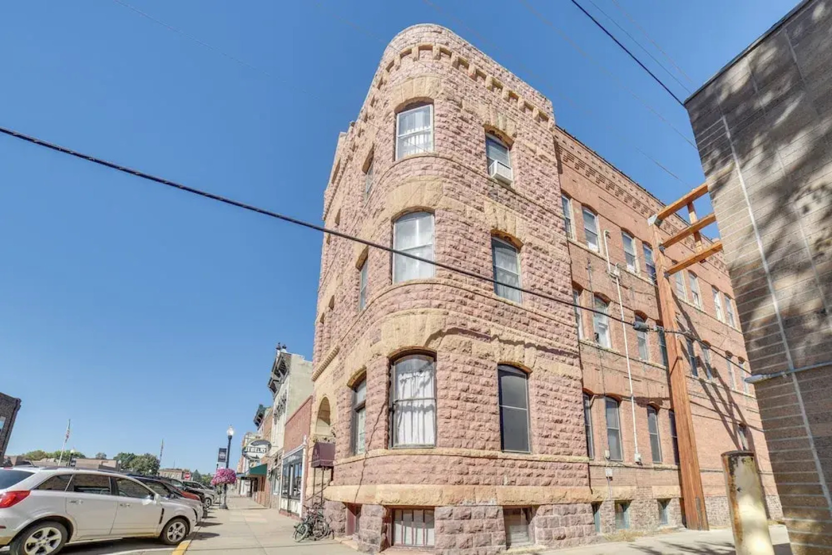 Yankton Apt: 1 Mi to Mount Marty University!