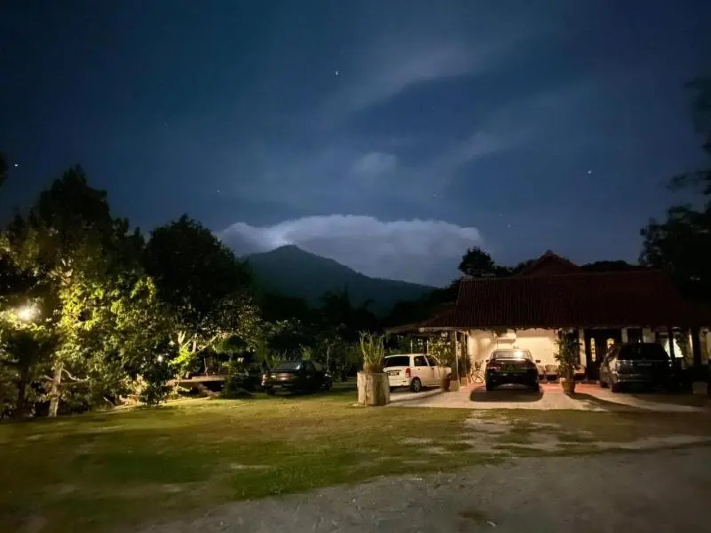 Singgahsana Villa by ZUZU