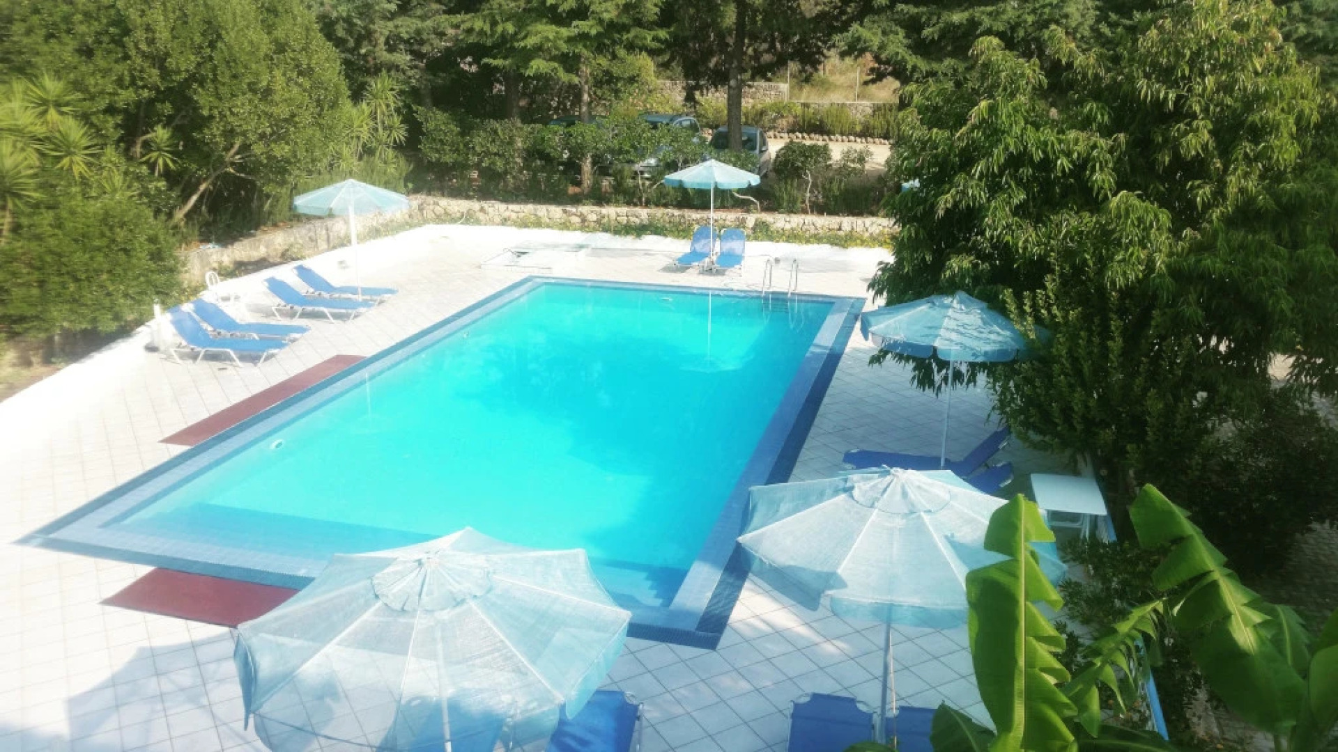 Blue White Hotel Studio Apartments