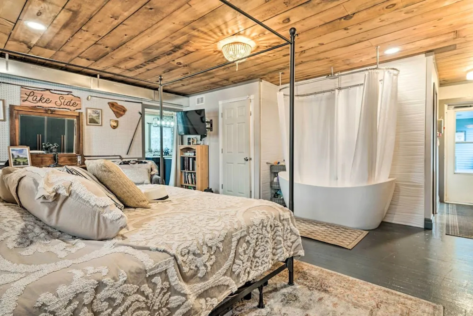 Bemus Point Vintage Suite w/ Soaking Tub & Kitchen