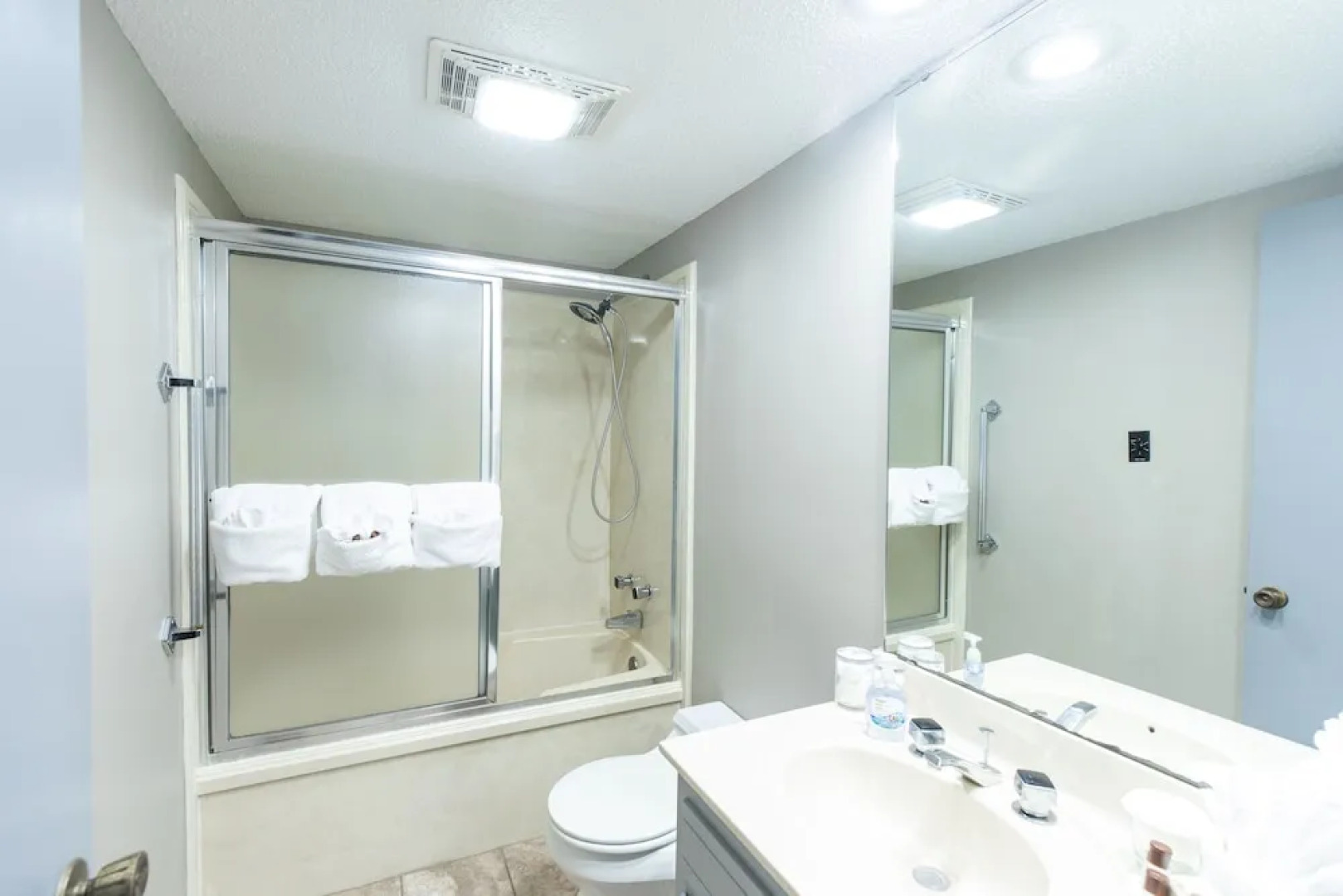 Forest view two bedroom, two bath condo on Lake Ouachita, steps away from pool and spa. by RedAwning