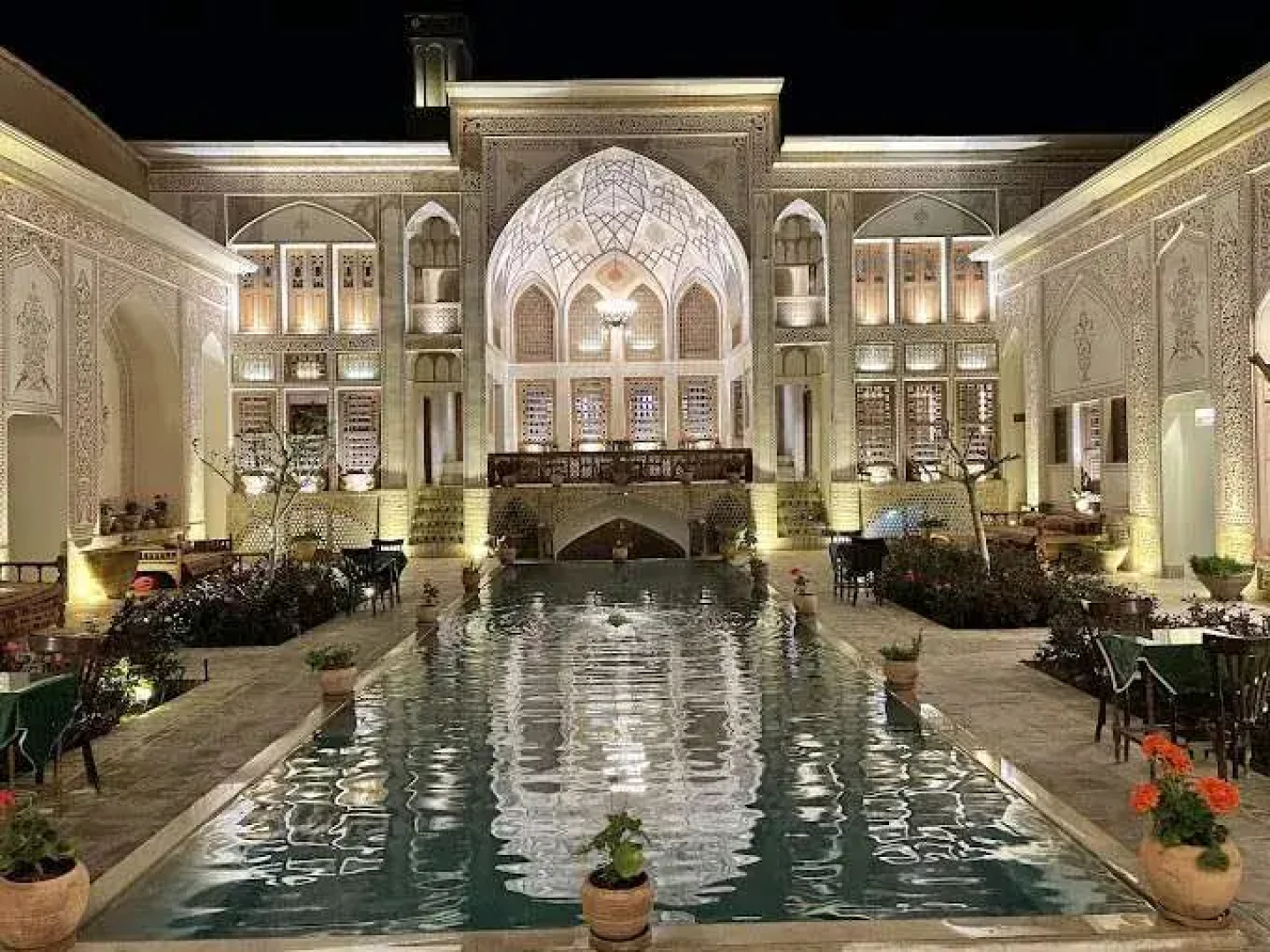 Mahinestan Raheb Hotel