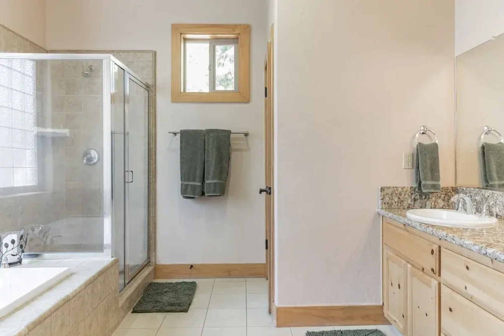 Dog Friendly Summer Vacation Hub Near Town 4 Bedroom Home by Redawning
