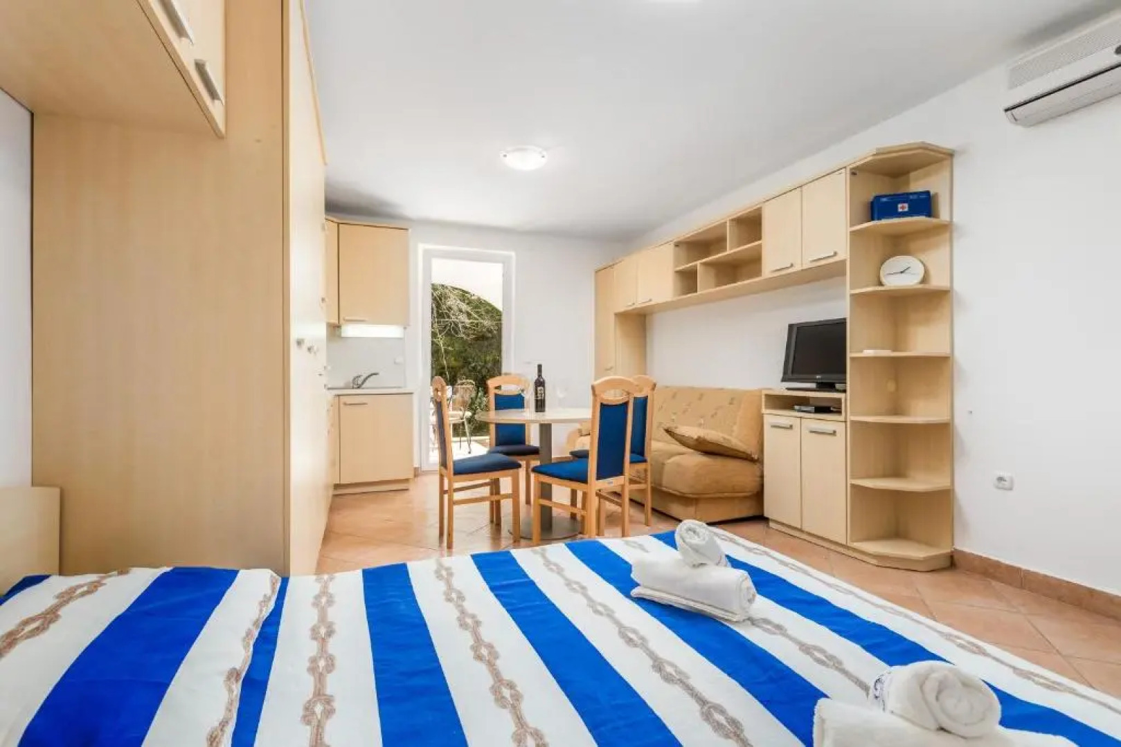 Apartment in pinewood near the sea