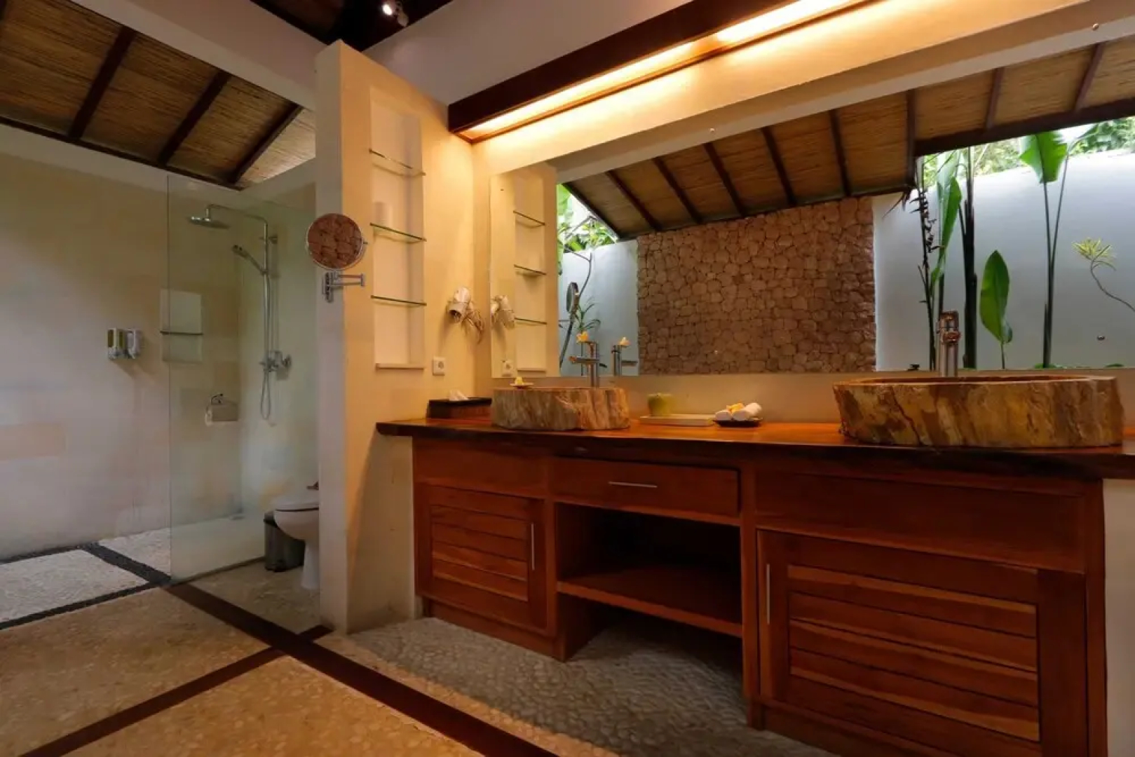 2 BR Villa With Fantastic Ocean View, Lovina With Staff