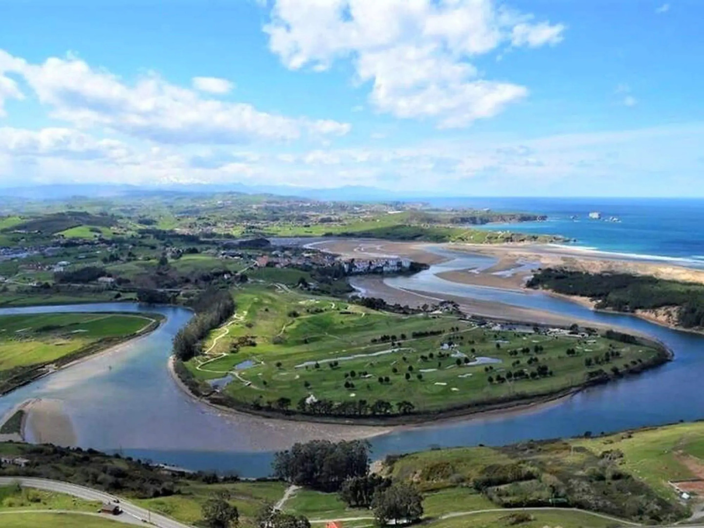 Lovely Holiday Home in Loredo a Stonethrow From the Beach & Communal Pool