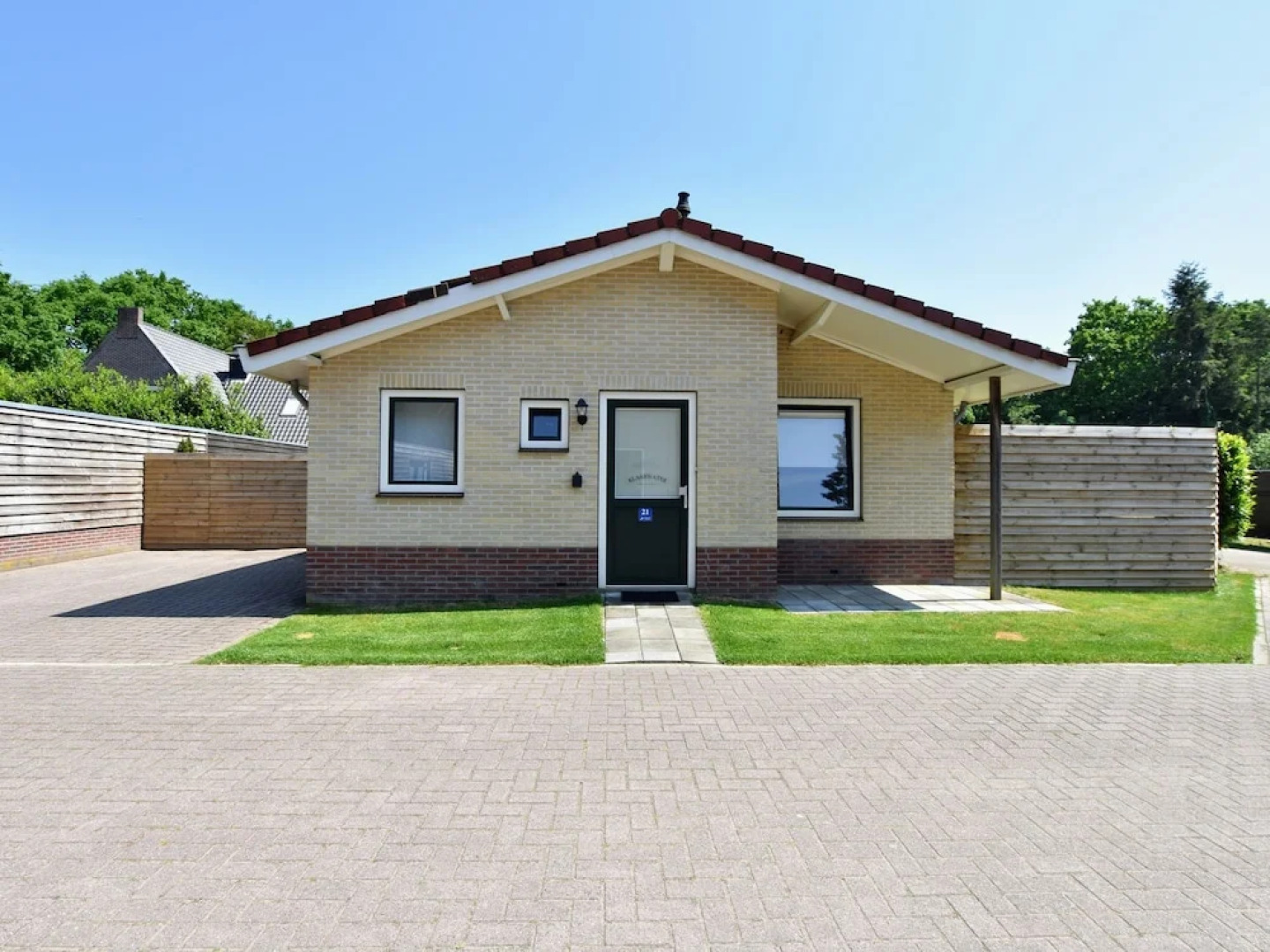 Modern Holiday Home With a Luxury Walk-in Shower and Enclosed Private Garden in Putten