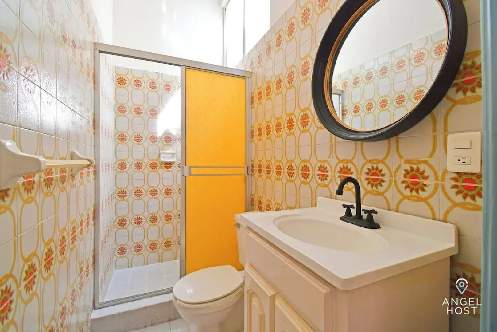 Colorful Zen APTs 2 Blocks to the Beach