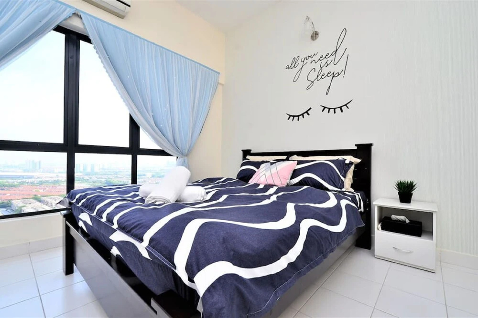 6-8 pax SetiaWalk 5min LRT Cozy Apartment Puchong