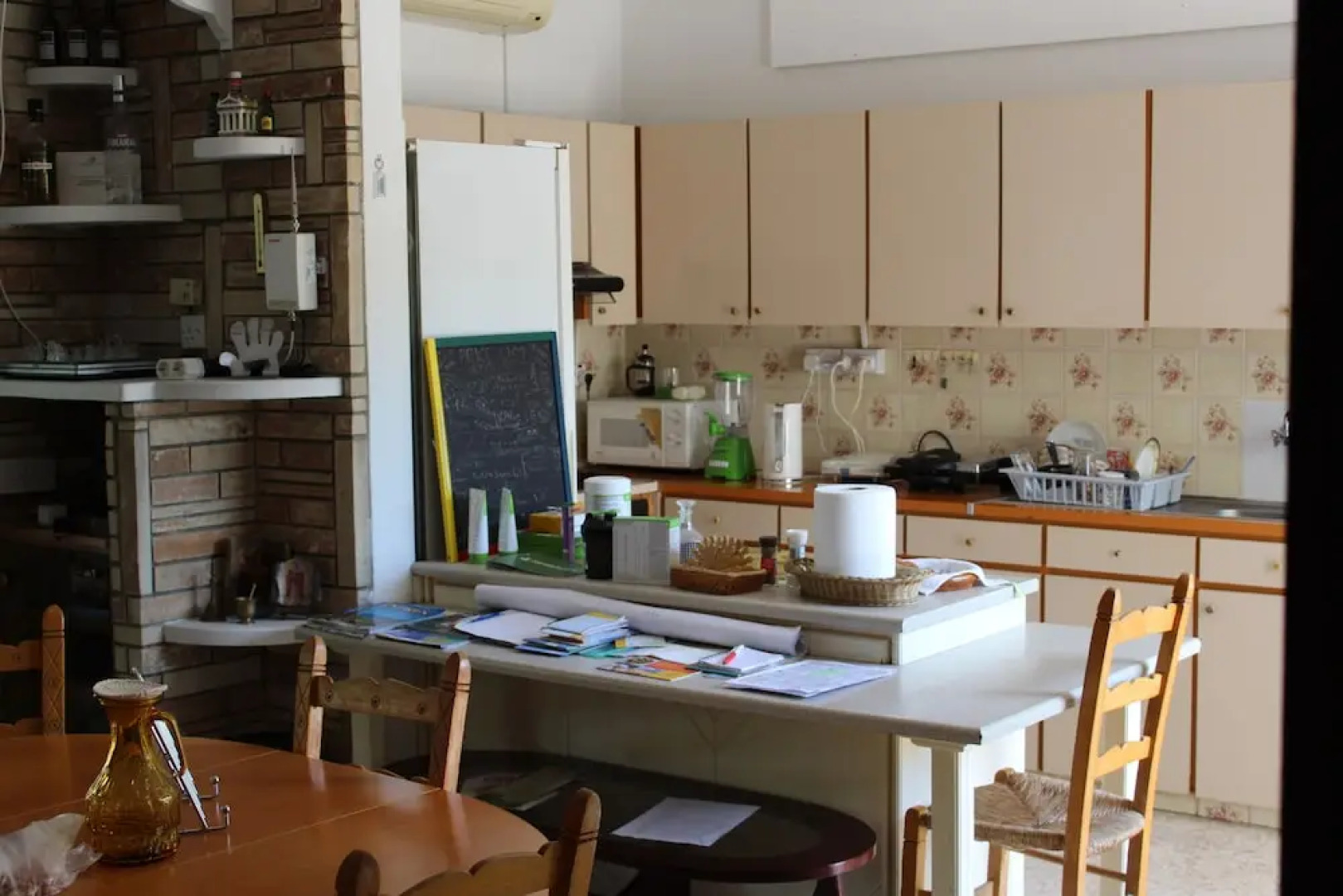 Costas Hostel Action