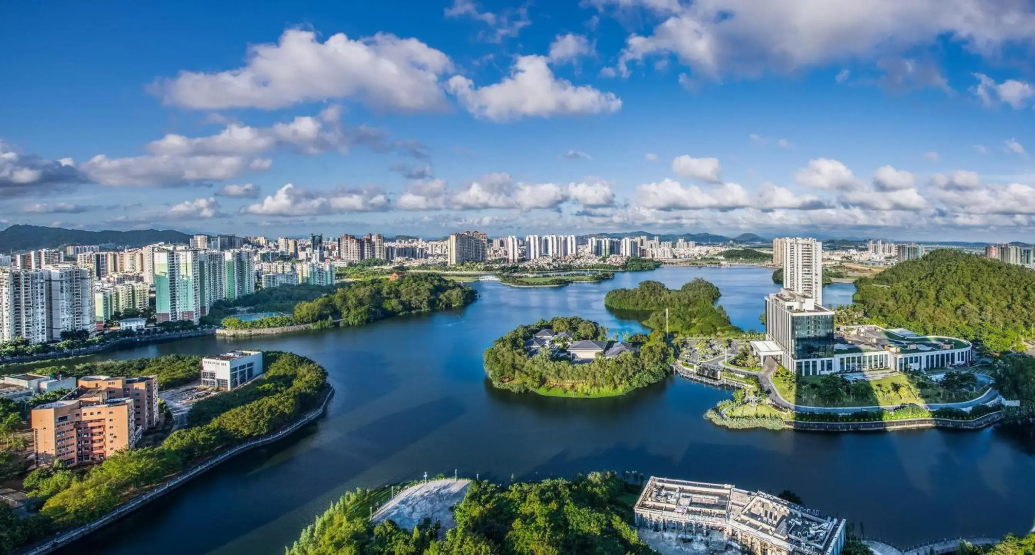 HUALUXE Hotels & Resorts Yangjiang City Center by IHG