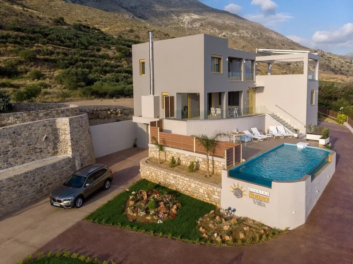 Mountainside Villa With Private Pool and Kids Playground Walk to Restaurant