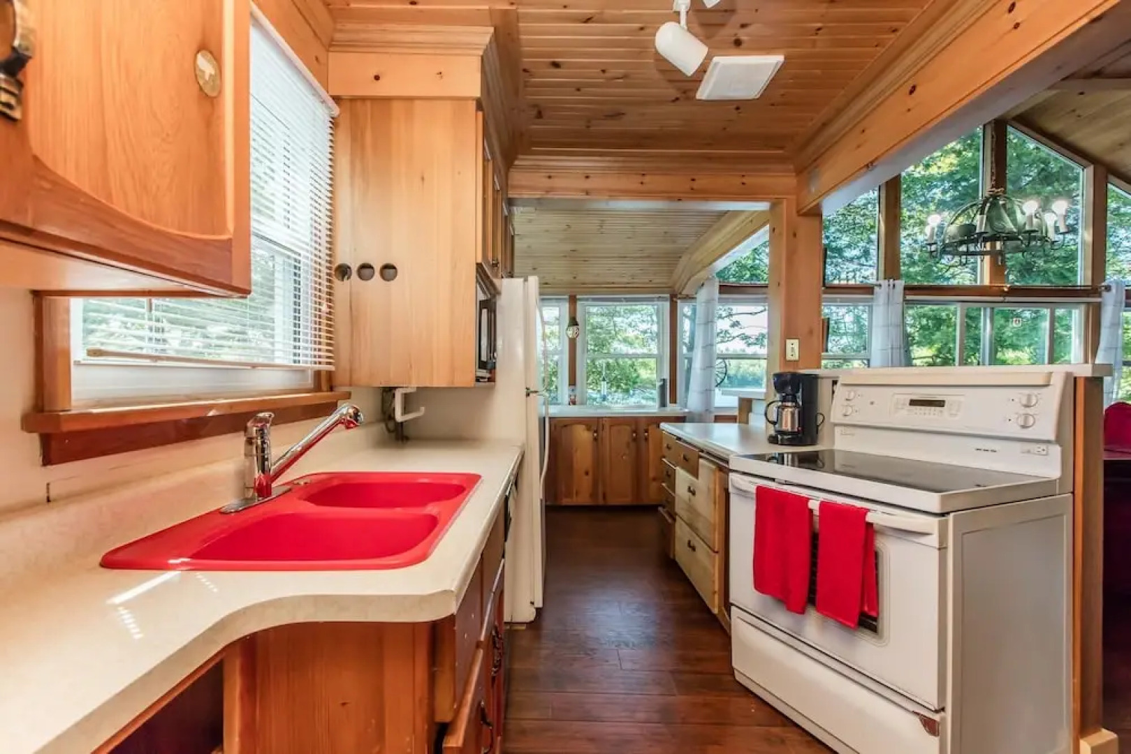 Magic on Little Go Home~3 bedroom cottage + guest cabin on 980 ft shore!