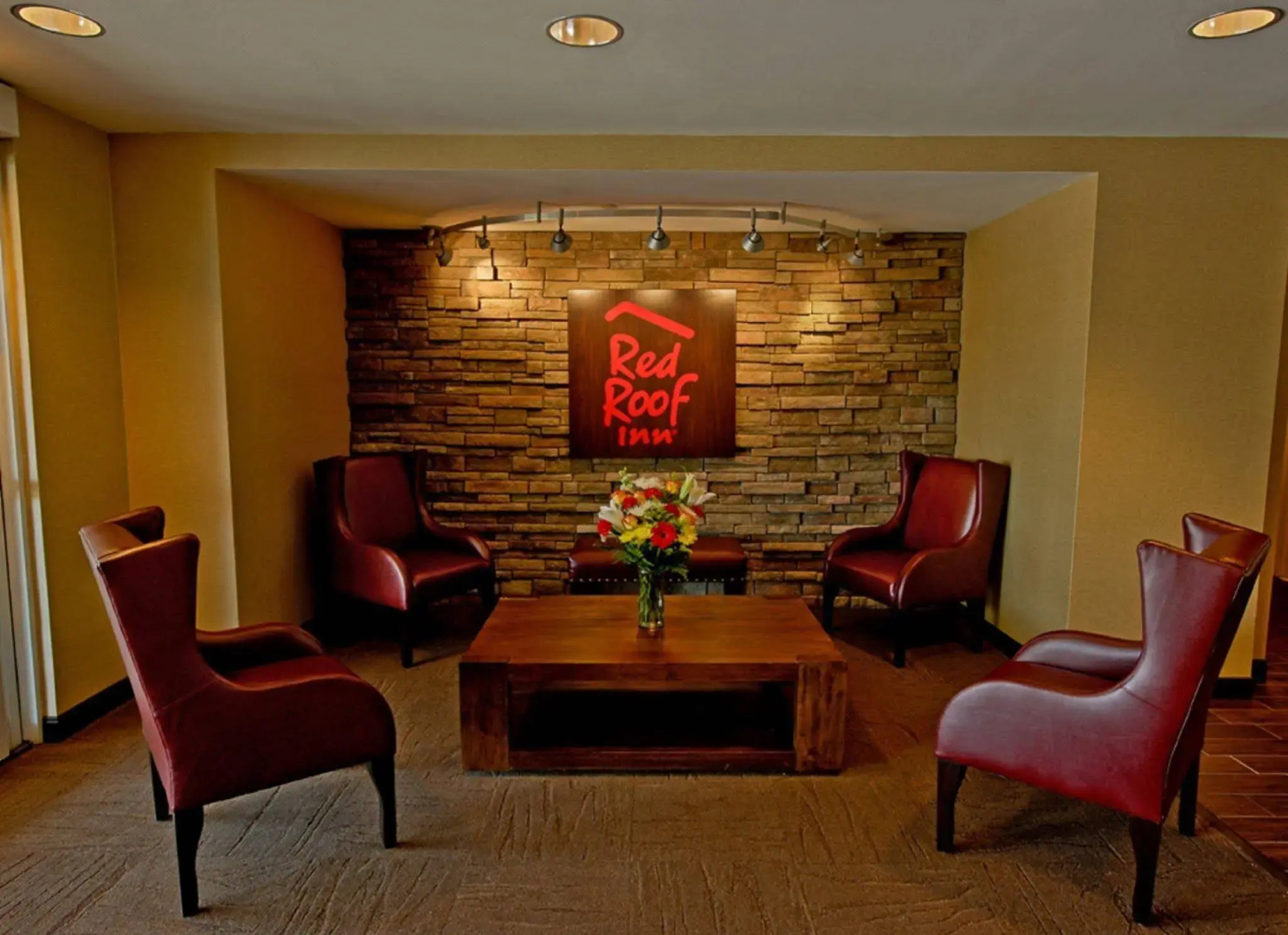 Red Roof Inn PLUS+ Long Island - Garden City
