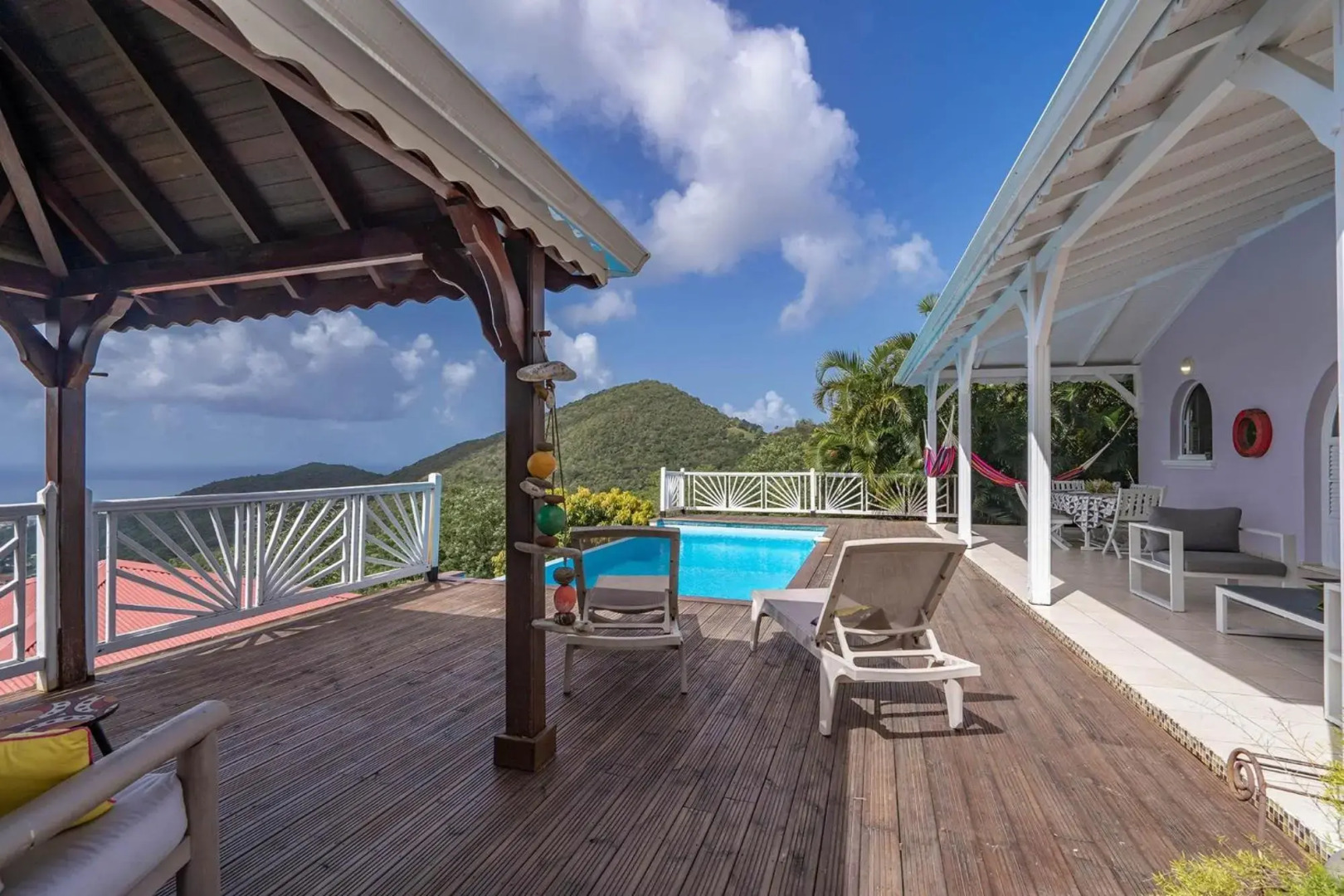 Villa Palmier rouge : 3 ch, piscine à débordement, vue mer et végétation