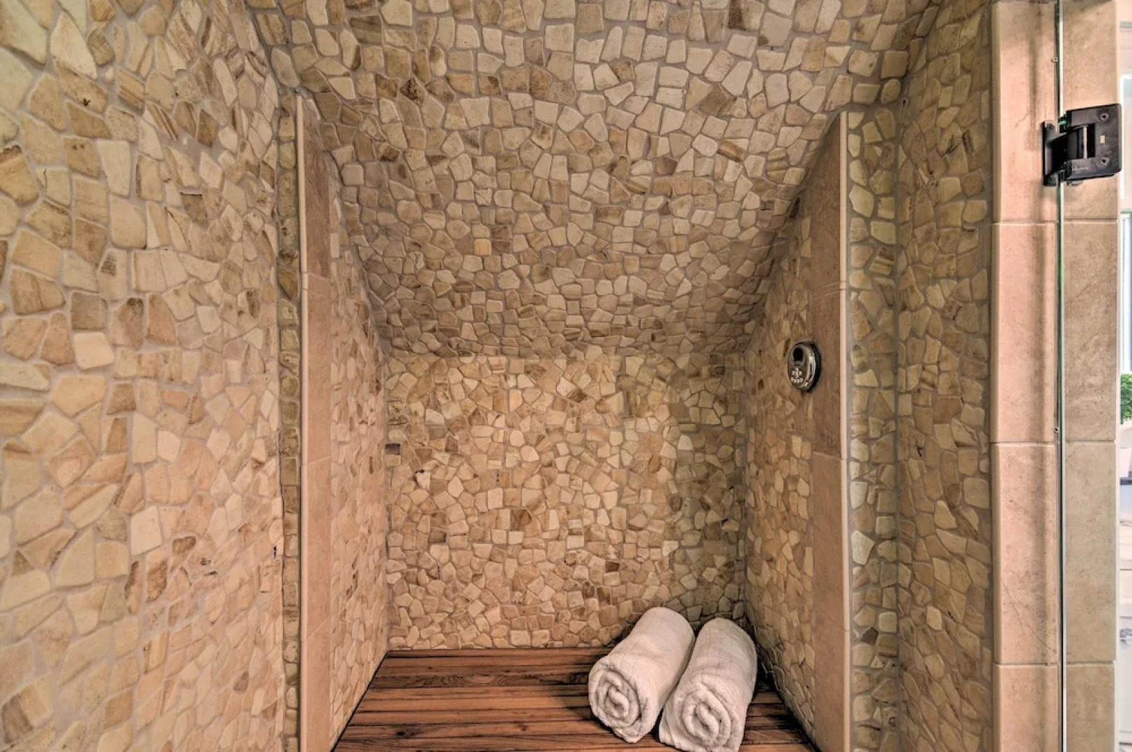 Stylish Studio w/ Fireplace ~ 3 Mi From Dtwn!