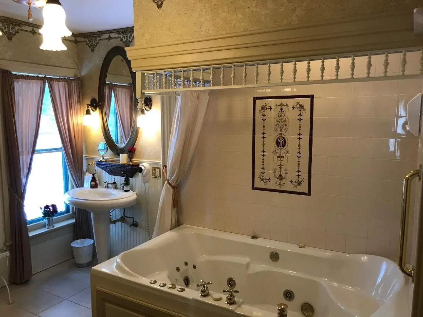 Iron Amethyst Inn   Boutique Hotel