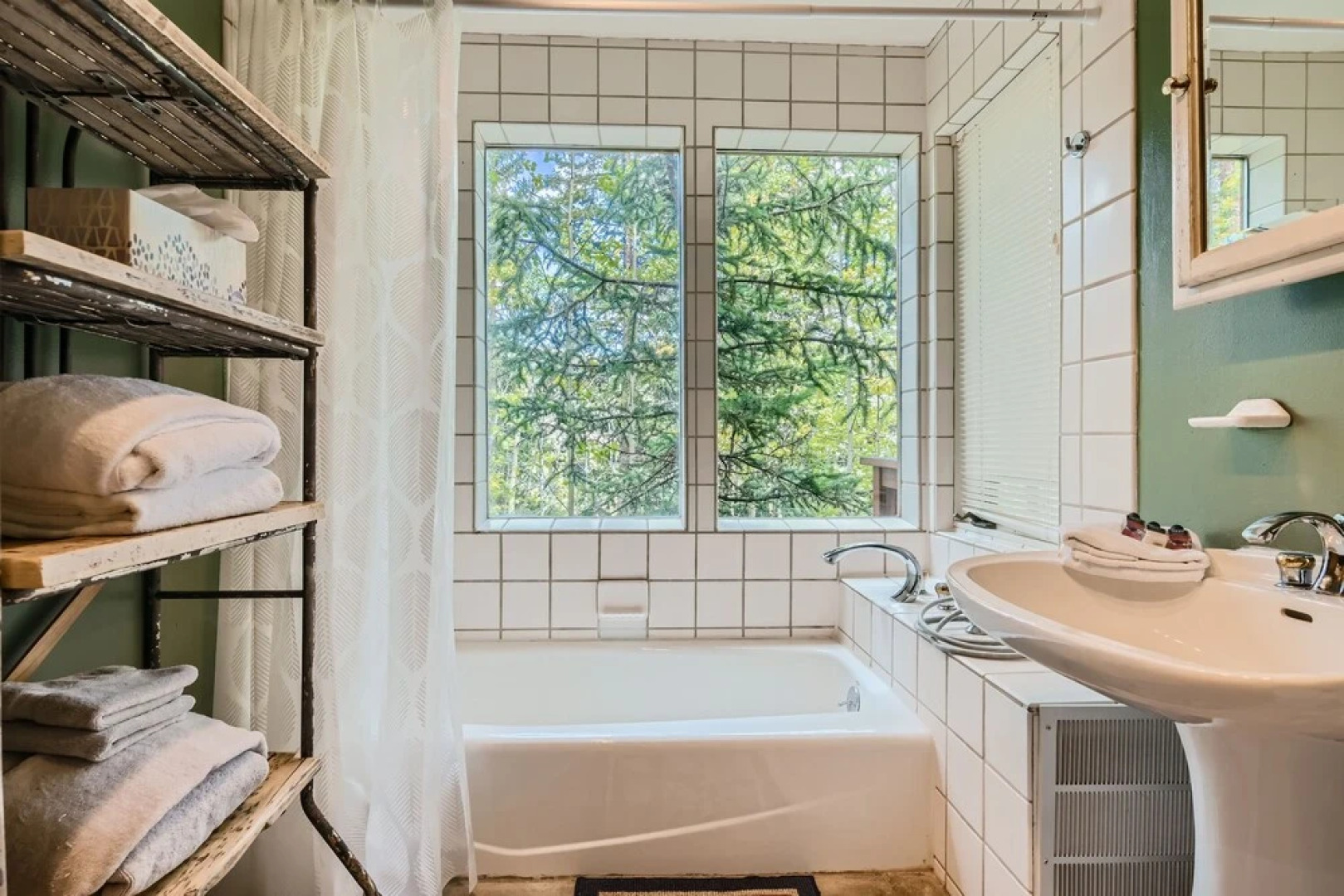 High Altitude Haven 3 Bedroom Home by RedAwning