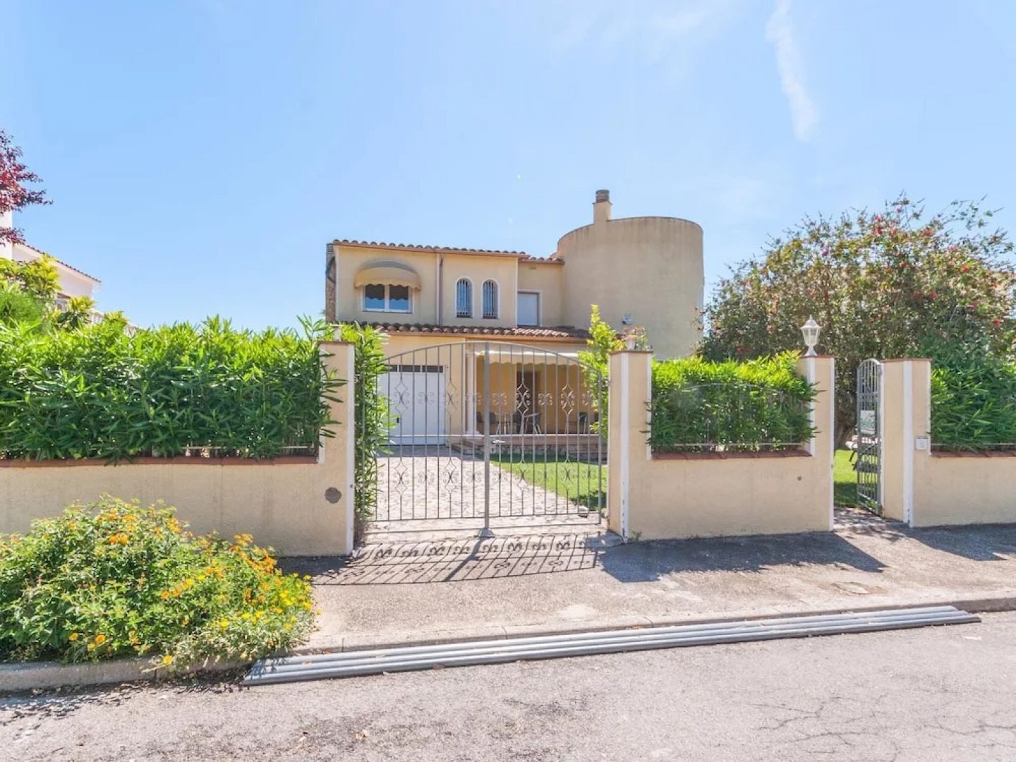 Appealing Holiday Home in Sant Pere Pescador With Garden