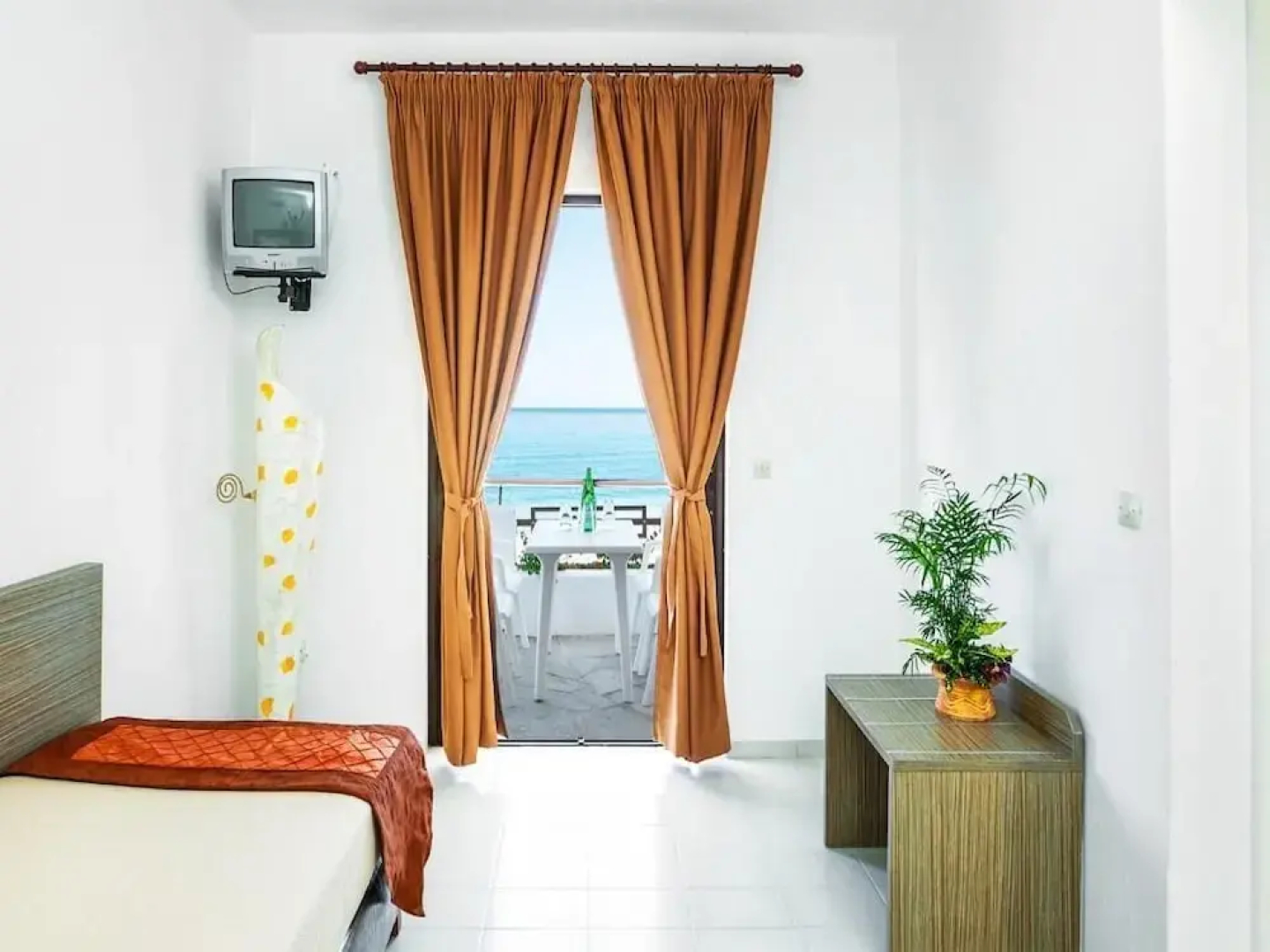 Xenios Dolphin Beach Hotel