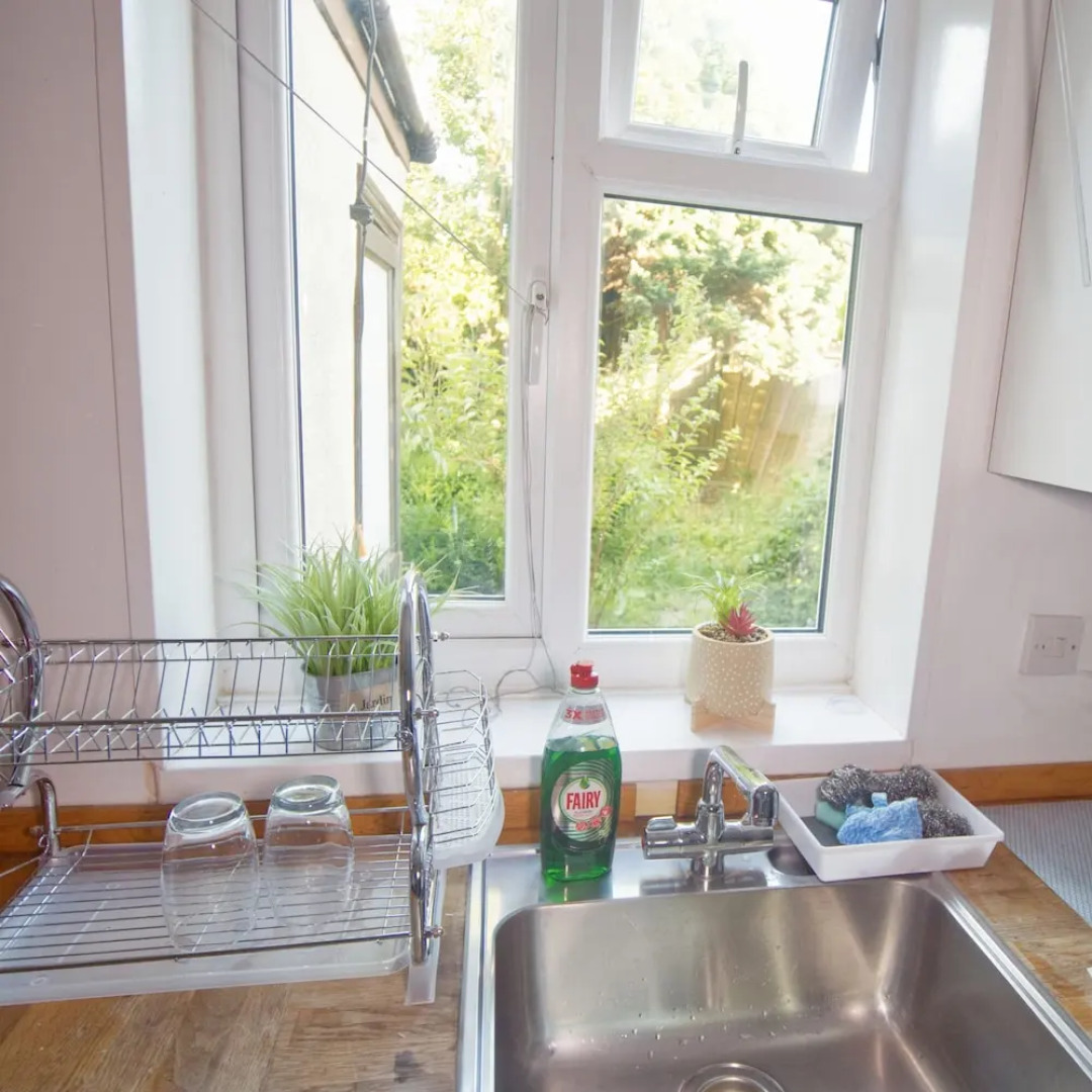 Lovely 6 bed Property Located Within Dudley