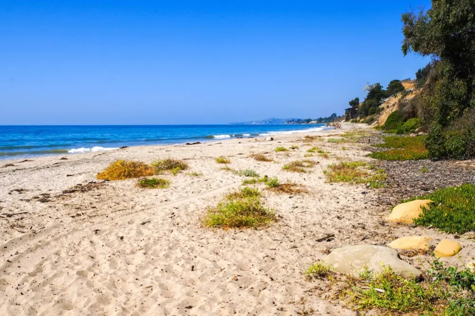 Cozy Cali Condo, Walk to Summerland Beach!