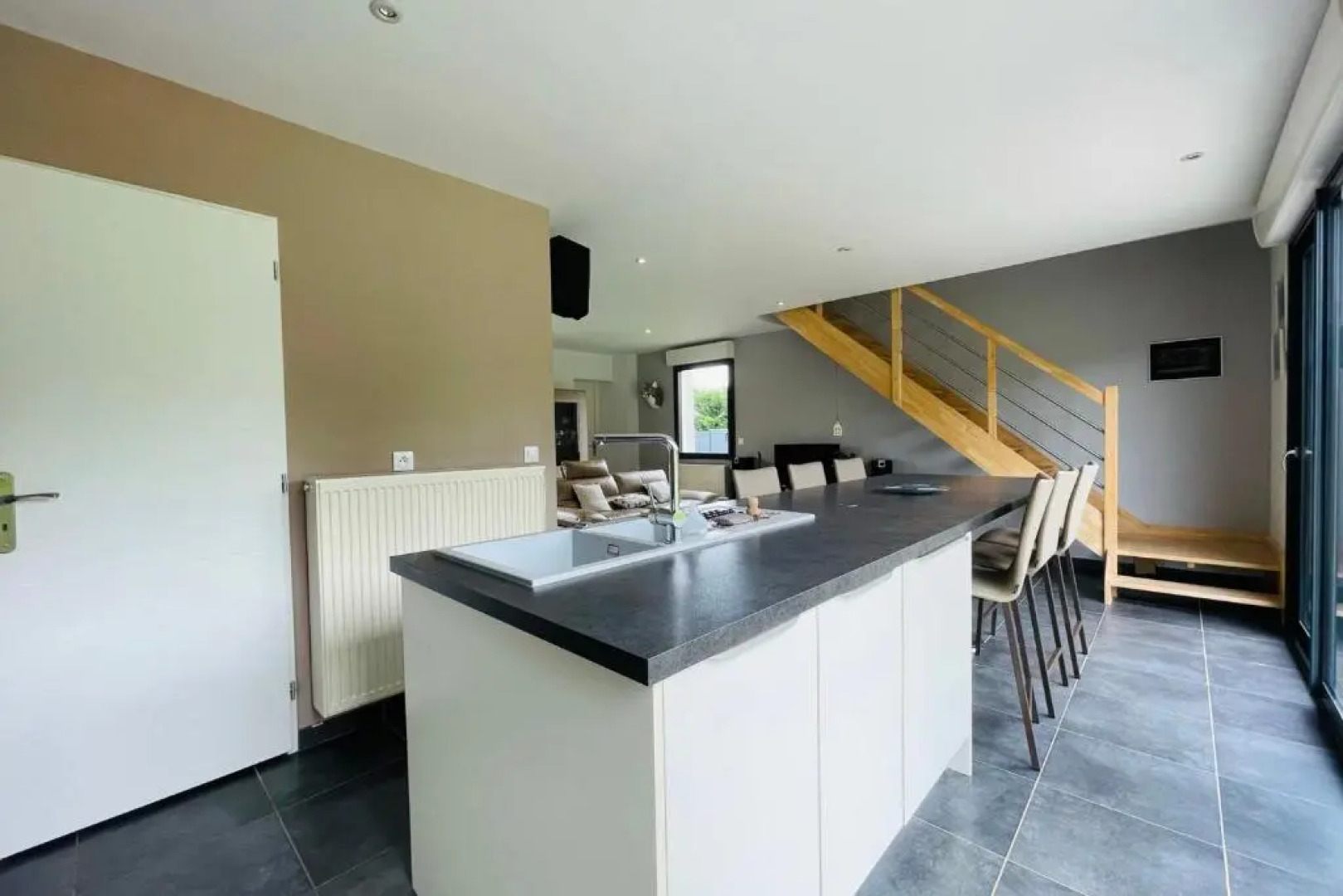 Contemporary house with garden in Saint-Cyr-sur-Loire