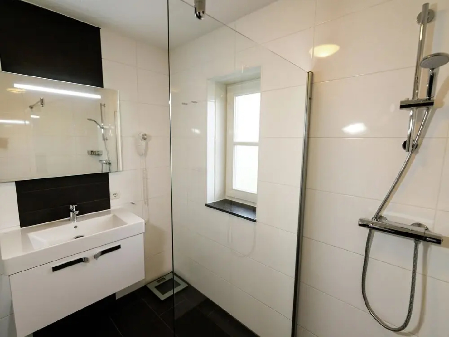 Modern House With a Jetty, Located in Beautiful Giethoorn