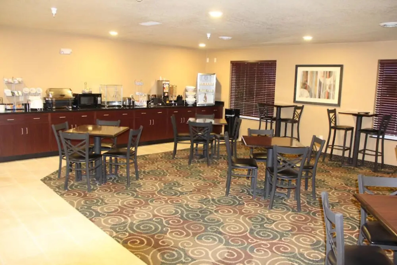 Castle Rock Inn & Suites