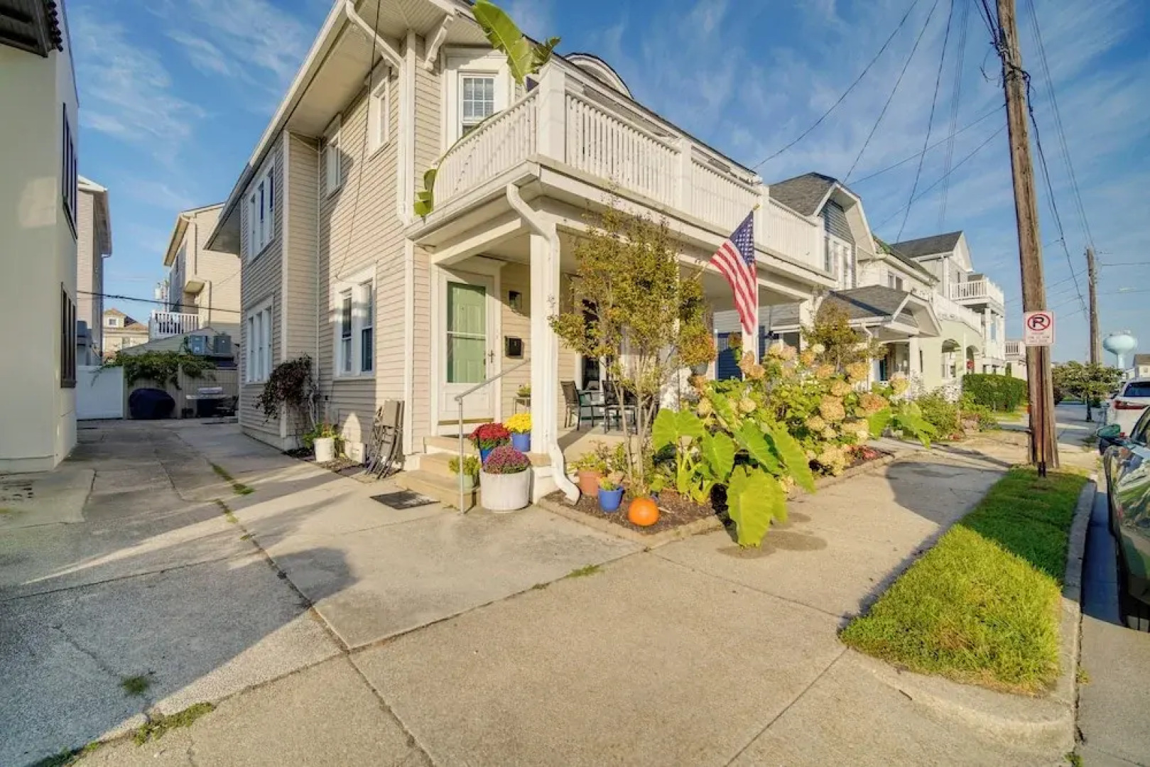 Walk to Beach: Dog-friendly Ventnor City Retreat!