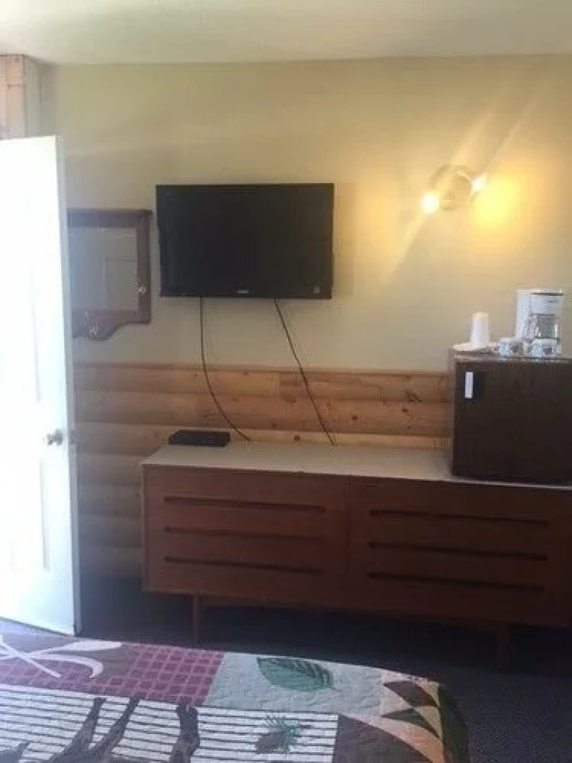 Smokey Hollow Motel & Resort