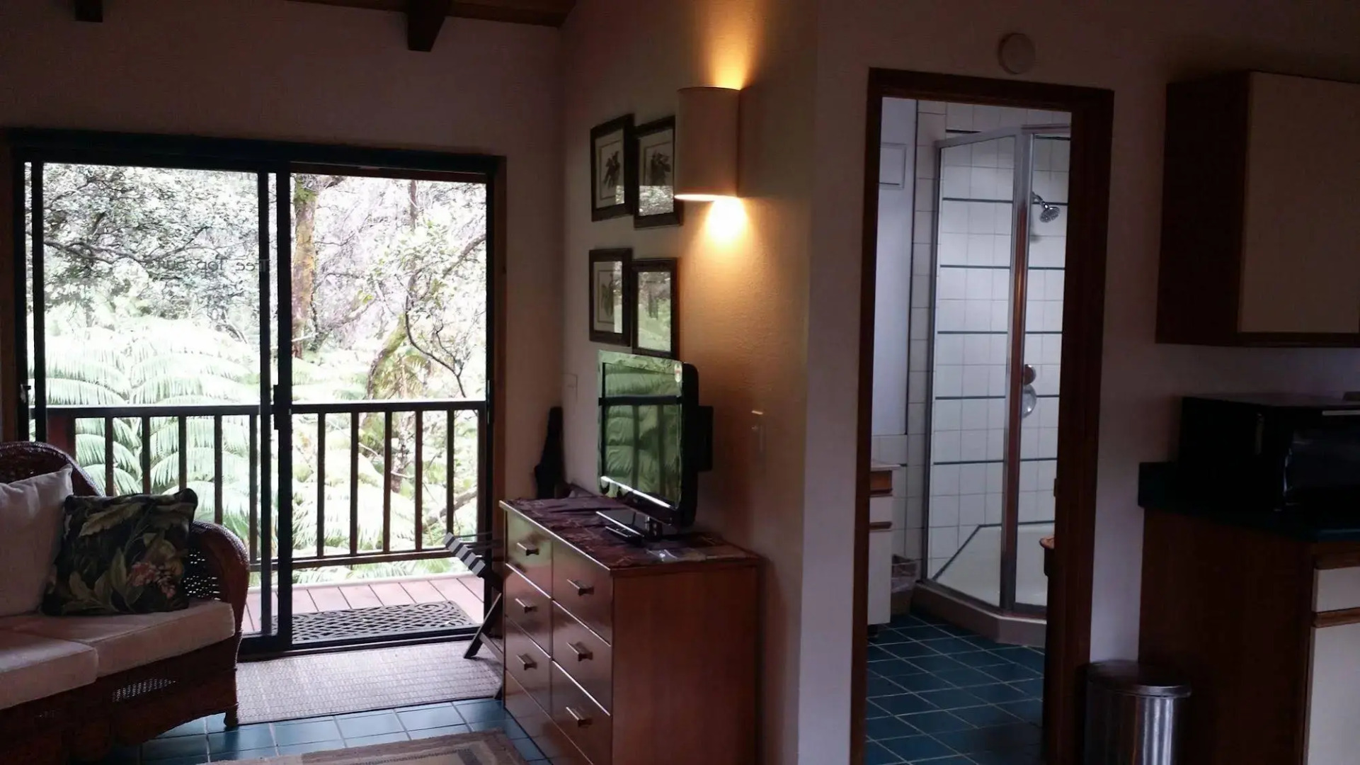 The Guest Cottages @ Volcano Acres Tree House