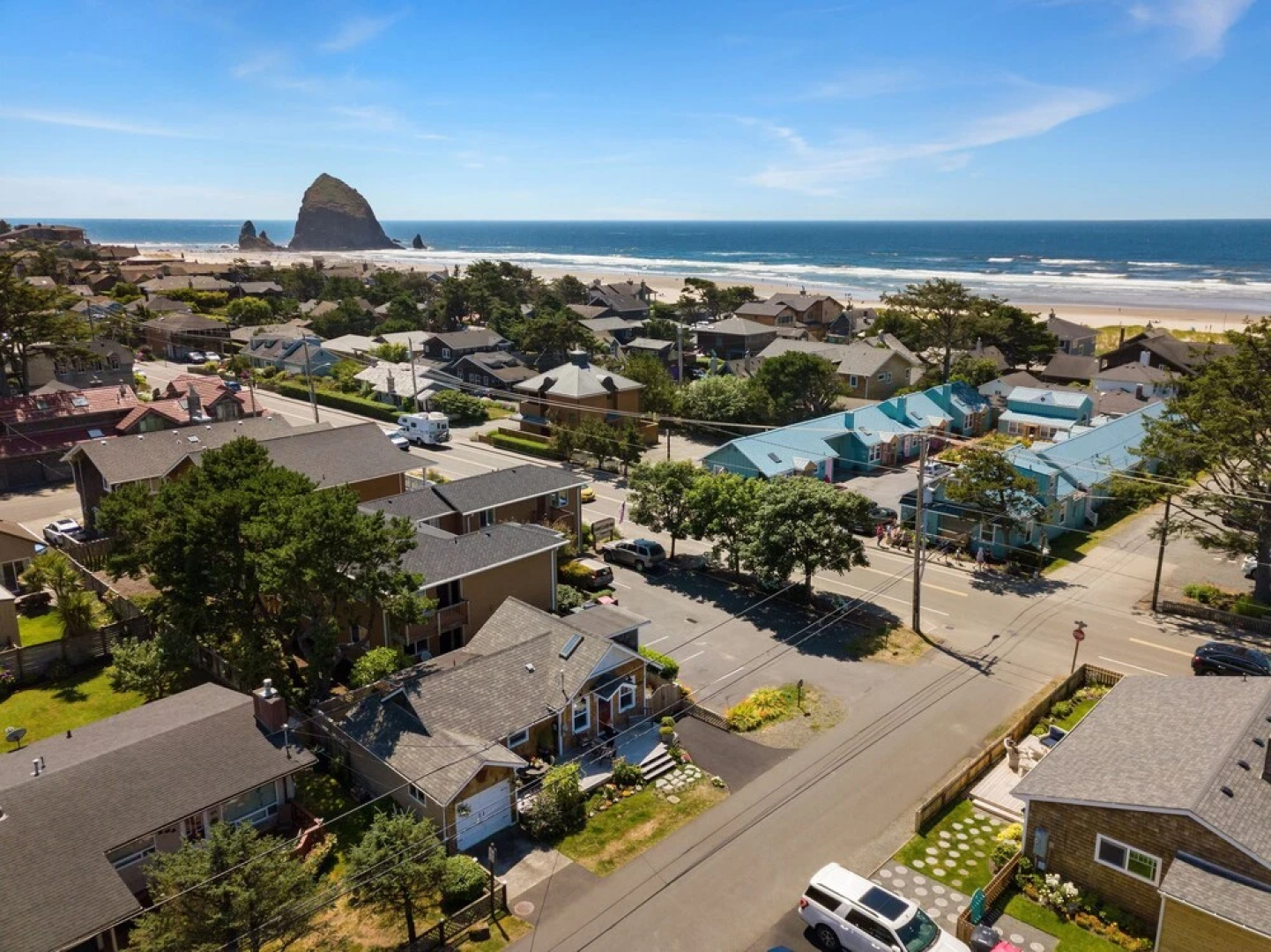 Red Door Cottage by Avantstay Cute Cottage w/ Ocean Views 1 Block From Beach!