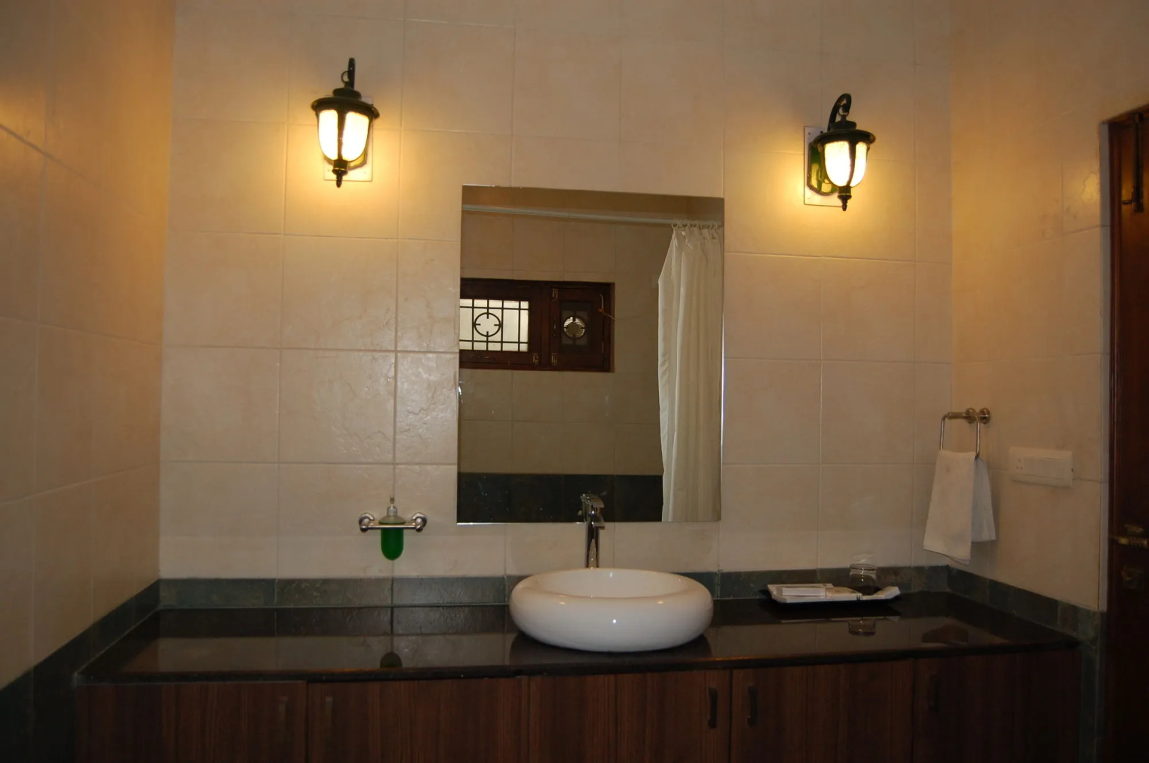 The Colonial Manek Manor