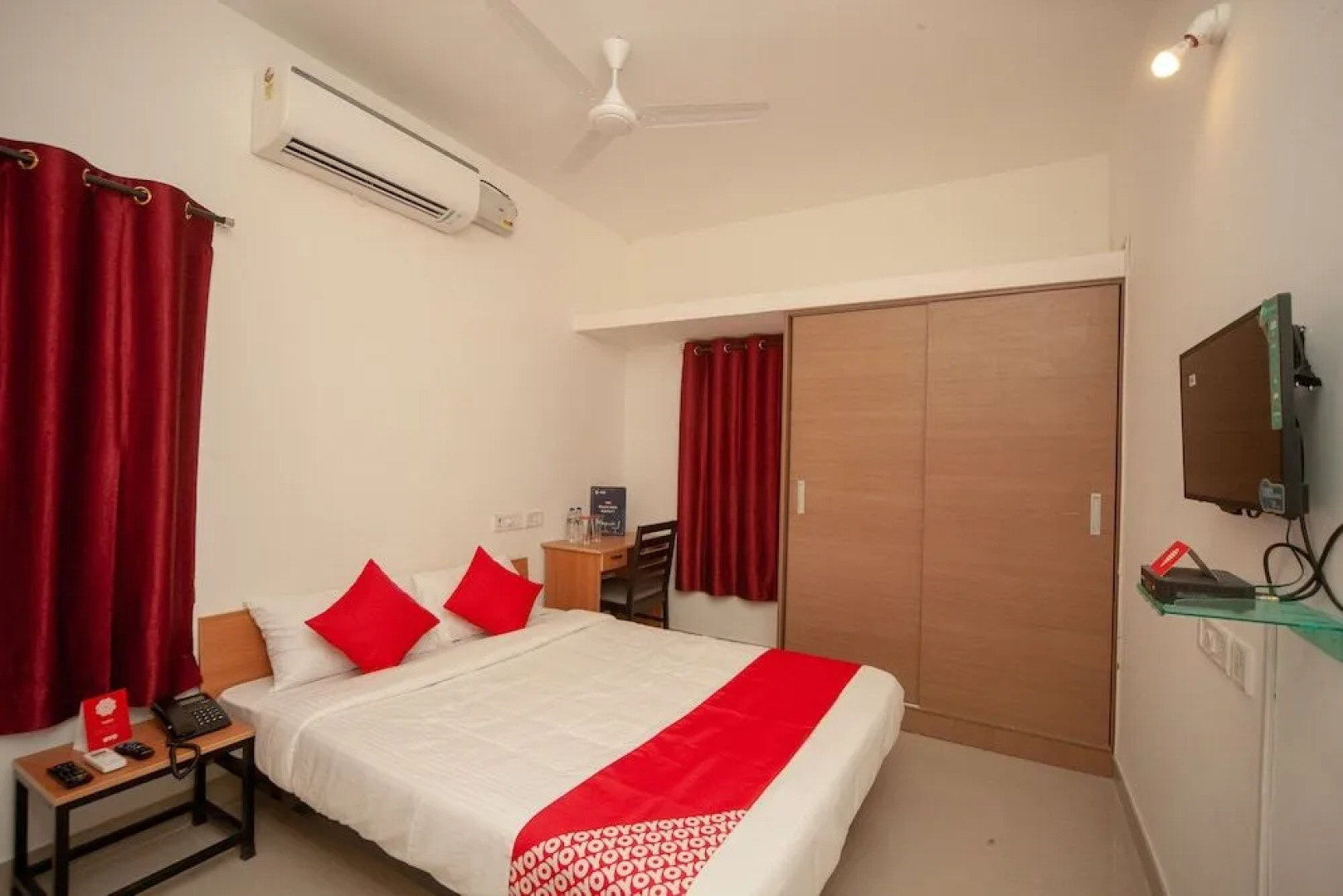 OYO 24052 Flagship Covelong Residency