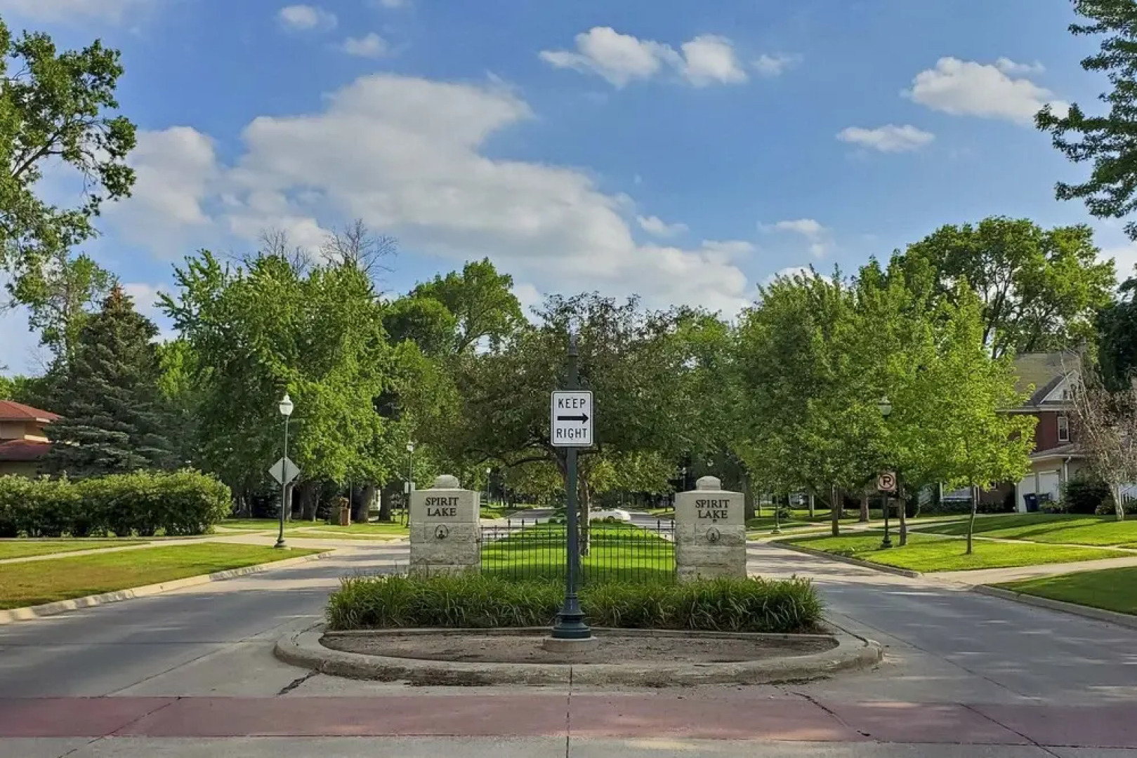 Dtwn Stunning Spirit Lake Escape - Walk to Shore!