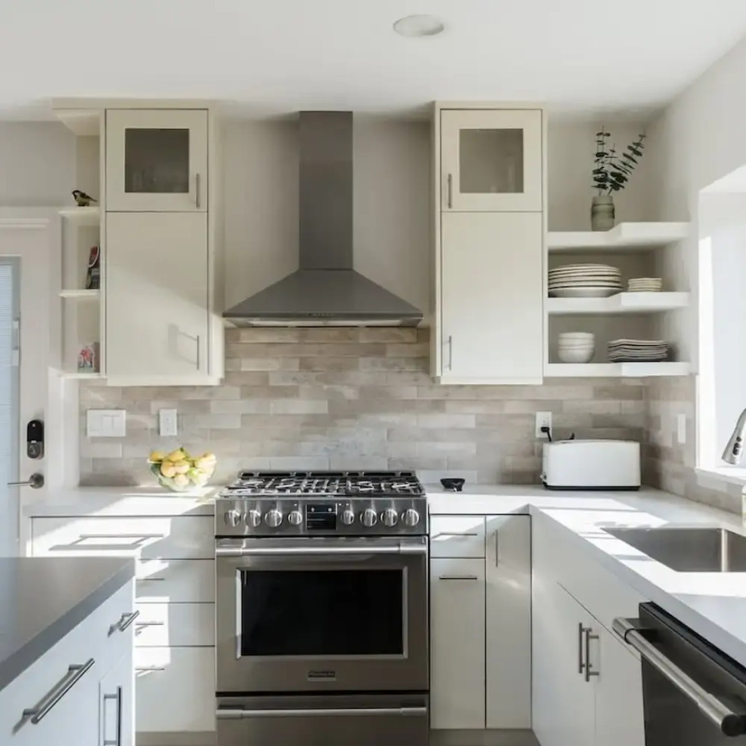 Spacious and Bright 5-bedroom Oasis Pool and Yard