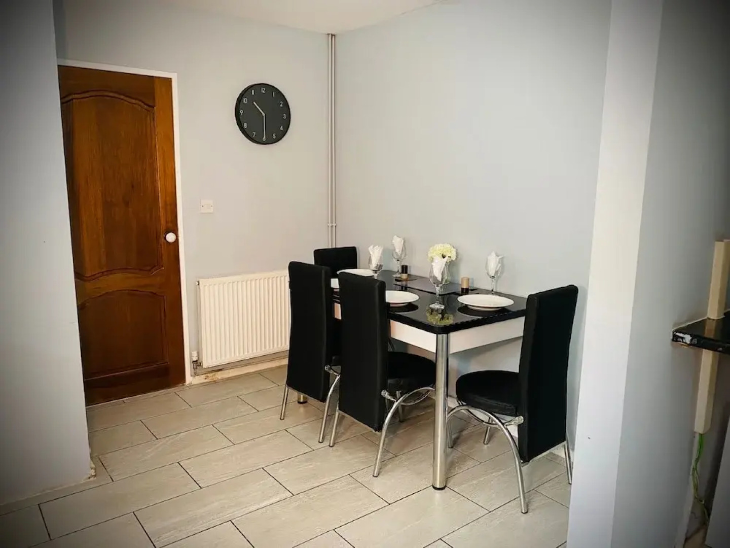 Modern-petfriendly-privategarden-family-20mintoldn