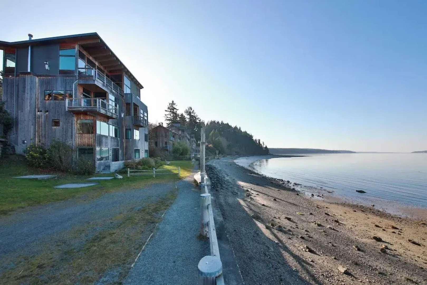 Langley Waterfront Condo by Avantstay A+ Views