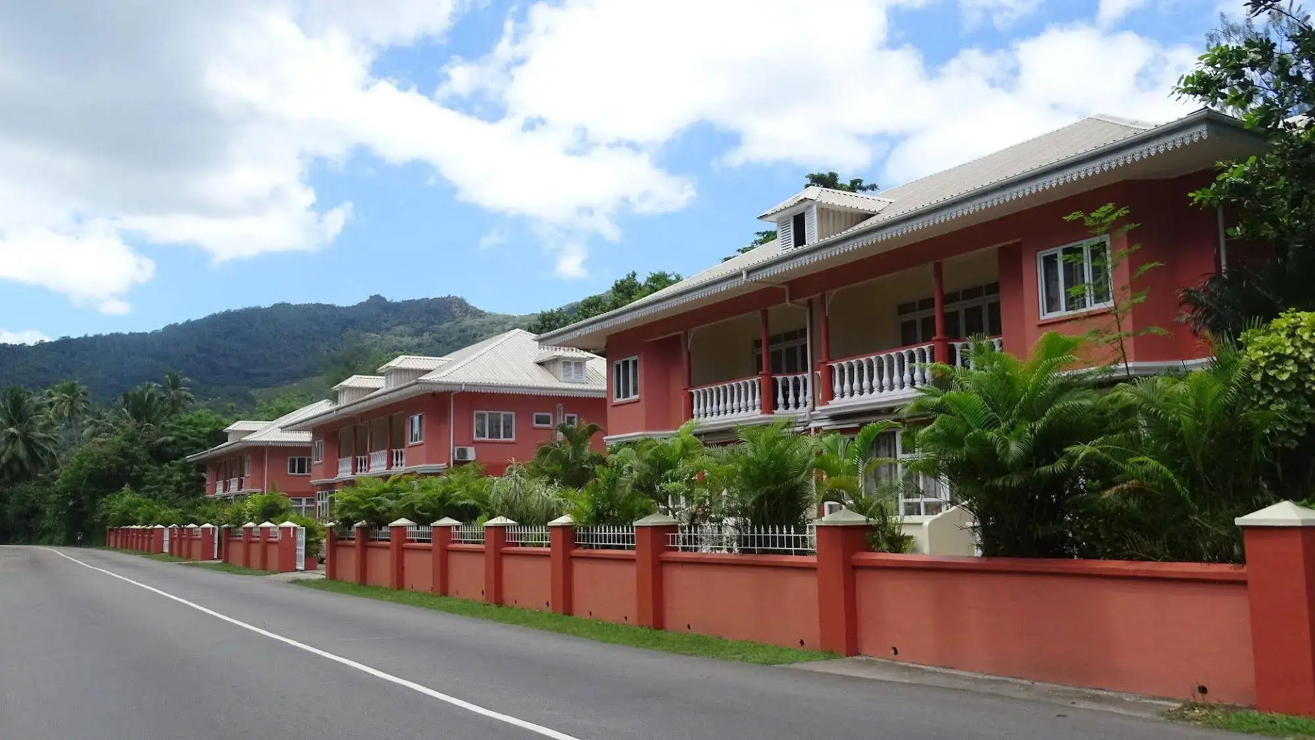 Reef Holiday Apartments