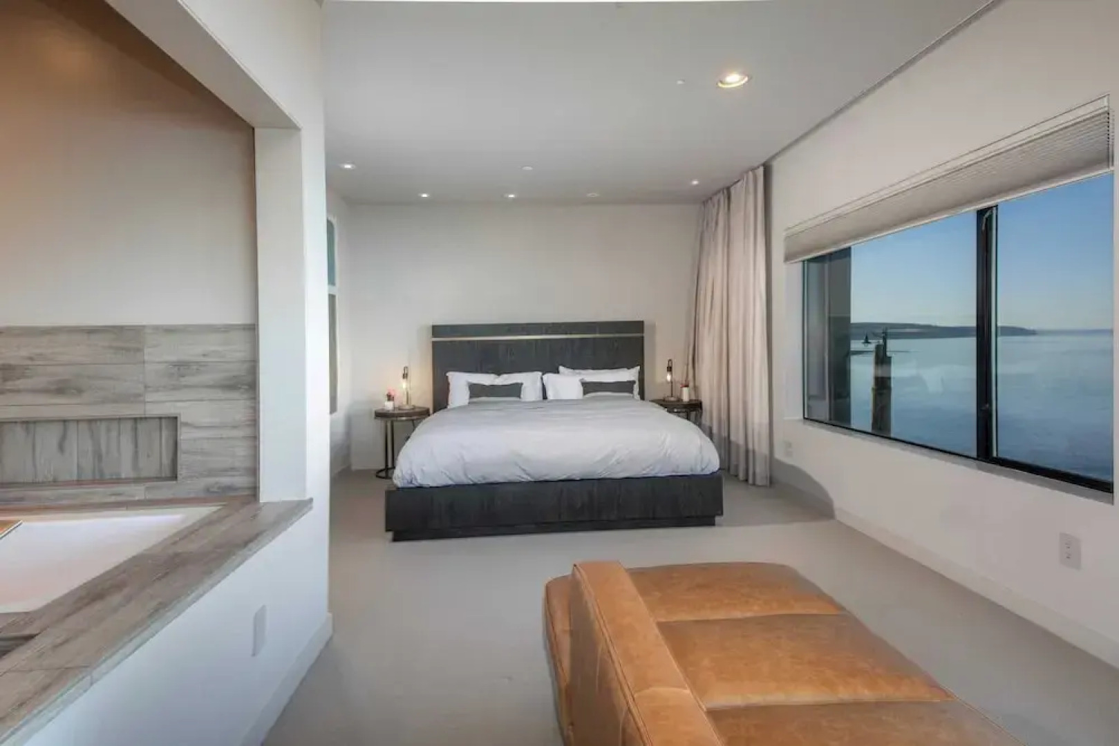 Langley Waterfront Condo by Avantstay A+ Views