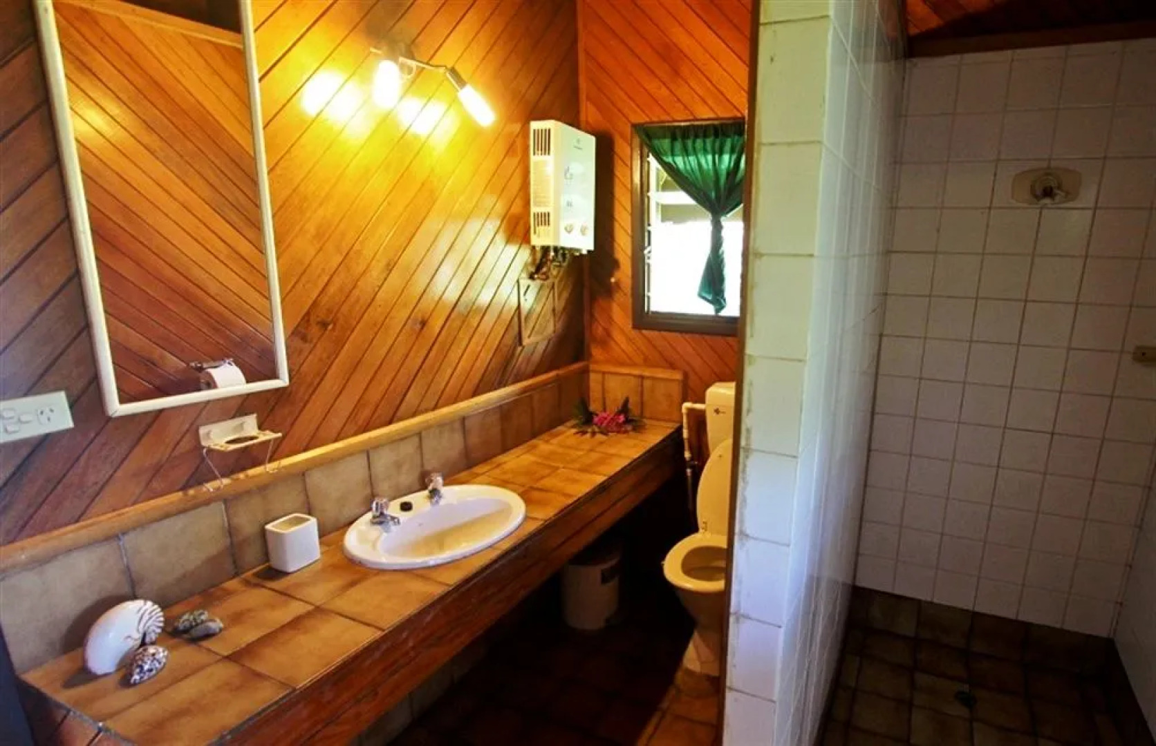 Dolphin Bay Divers Bungalow