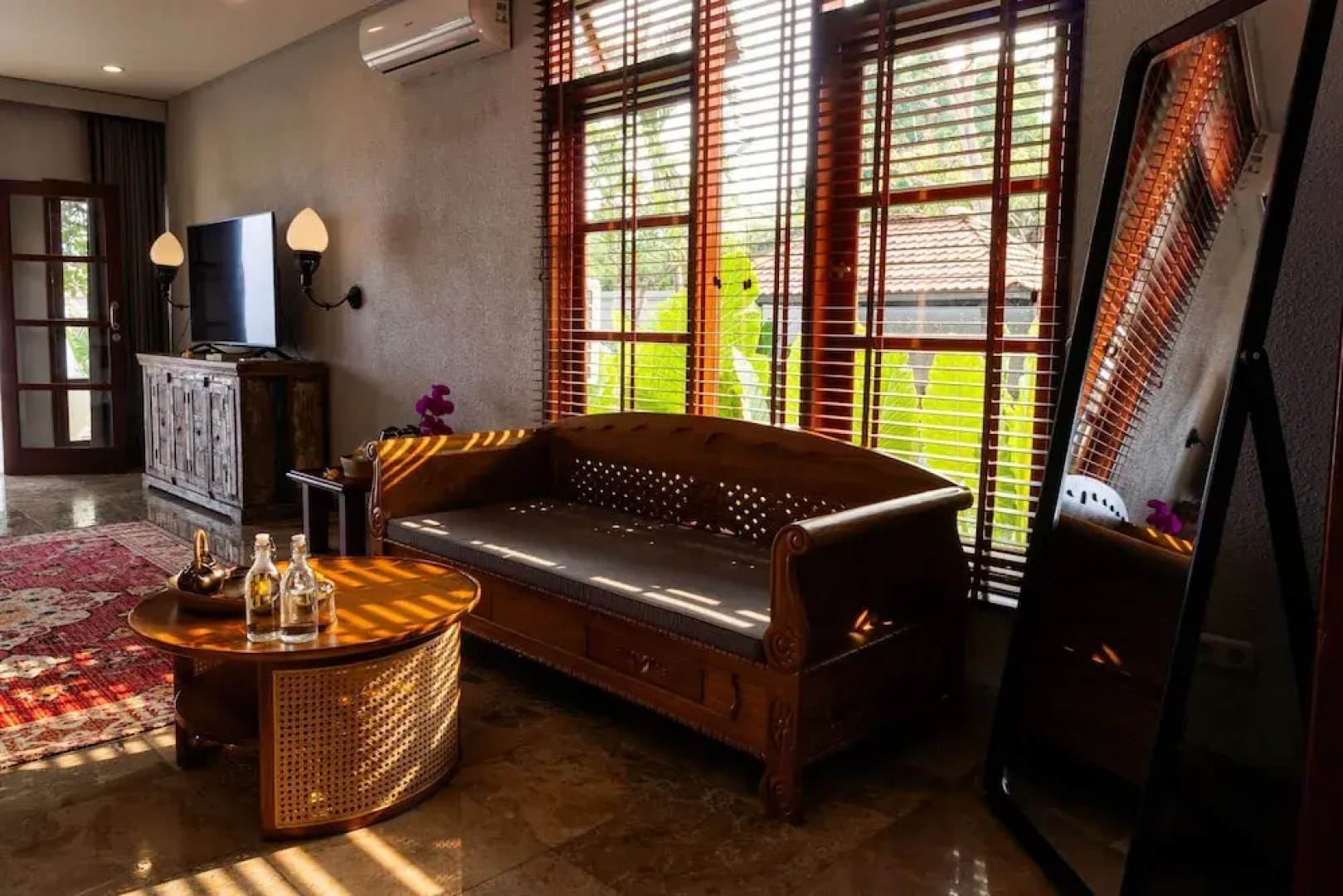 Seaside Oceana Suites by Mahaprana