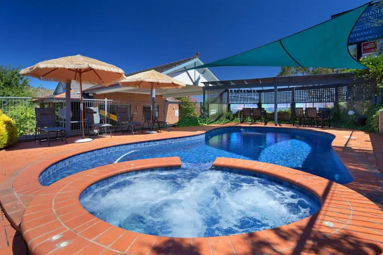 Blazing Stump Motel & Suites